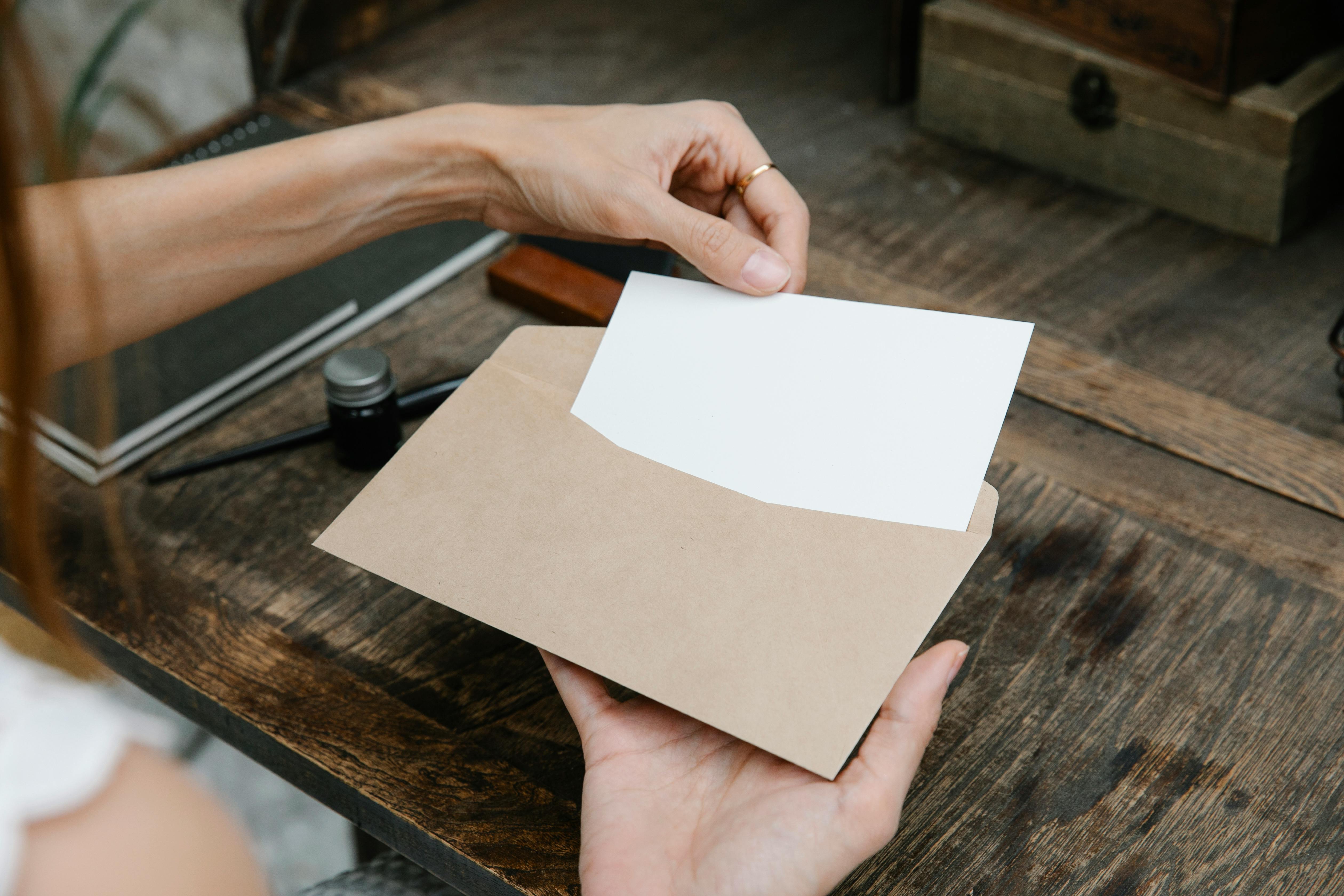 Une femme qui ouvre une enveloppe pour lire une lettre | Source : Pexels