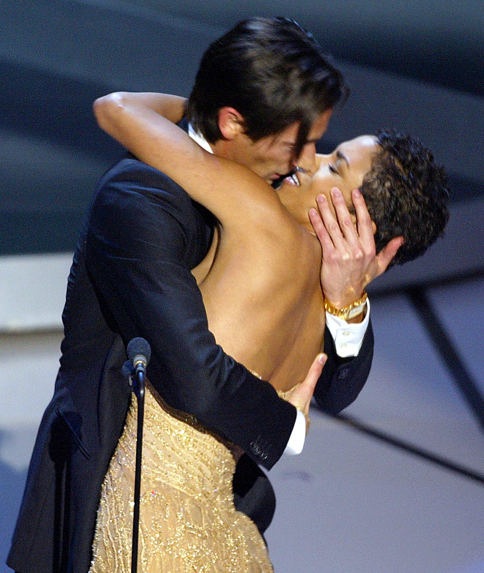 Adrien Brody embrasse Halle Berry lors de la 75ème cérémonie des Oscars au Kodak Theatre à Hollywood, Californie, le 23 mars 2003. | Source : Getty Images