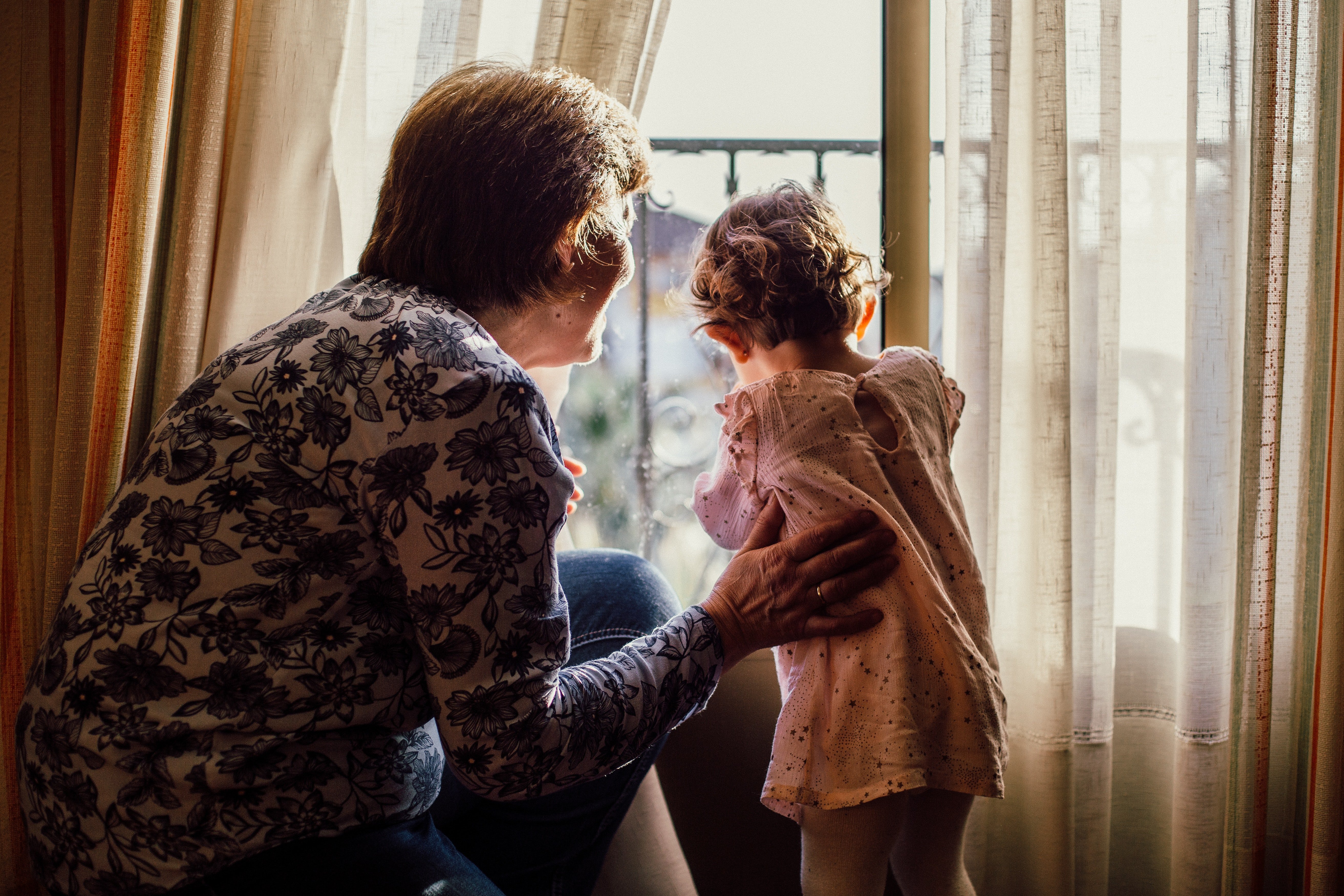 Femme âgée avec son petit-enfant | Photo : Pexels