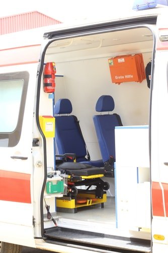 Voiture d'ambulance avec porte ouverte | Photo | Unsplash