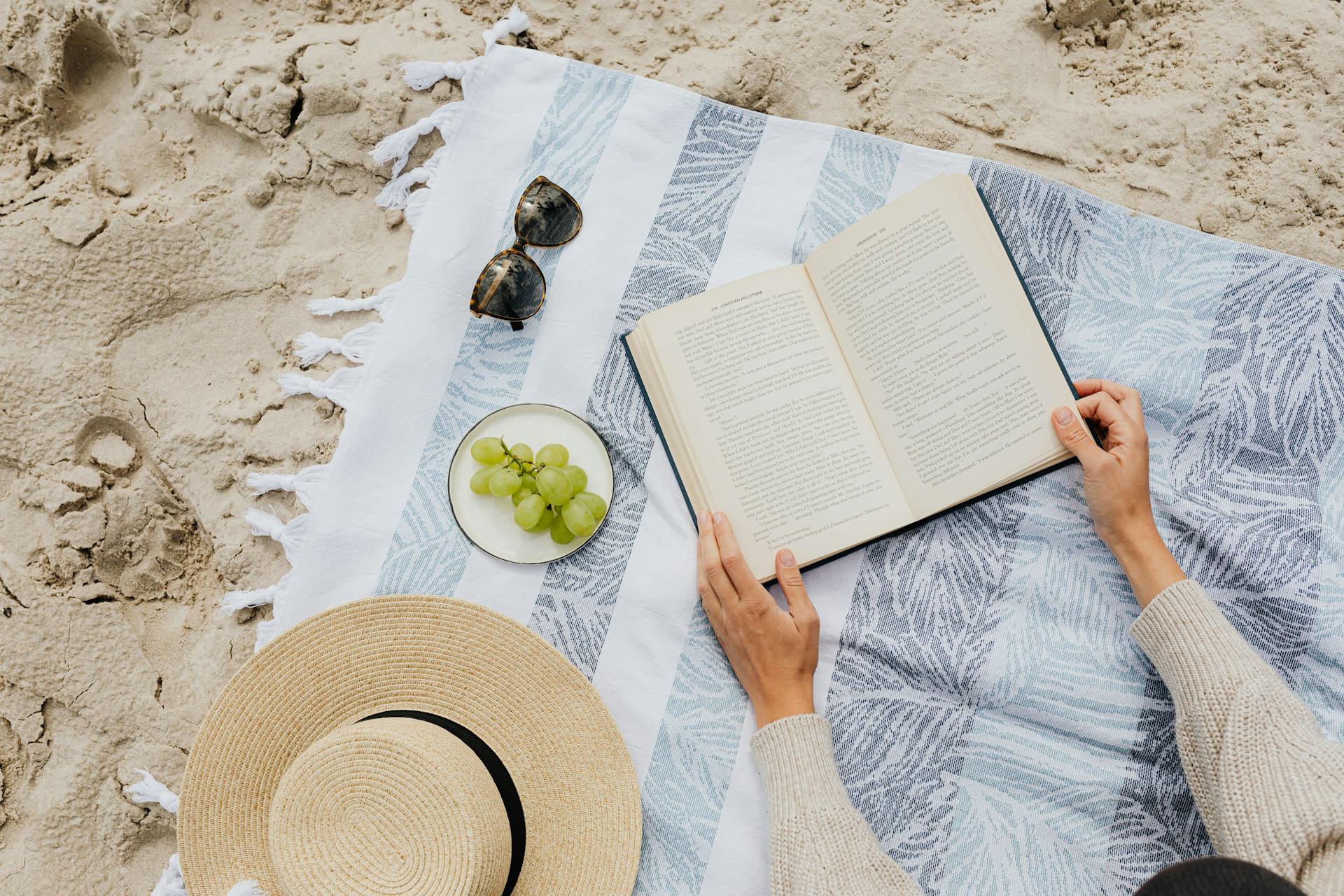 Une personne lisant un livre | Source : Pexels