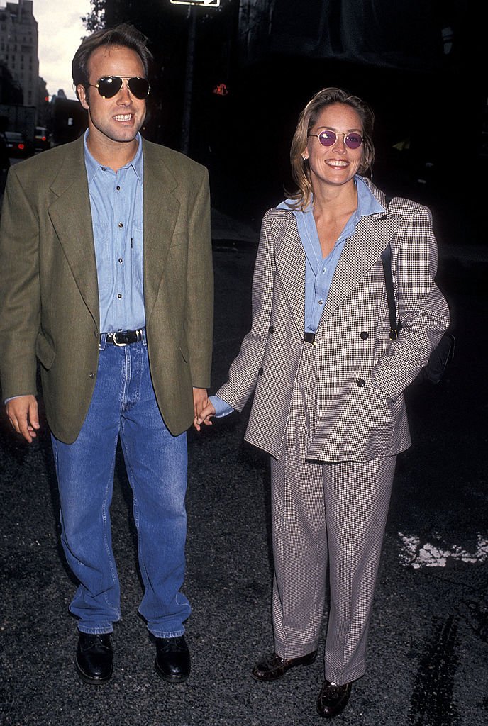 Sharon Stone et son petit ami Bob Wagner le 11 mai 1994 marchant et faisant du shopping sur Madison Avenue à New York. І Sources : Getty Images