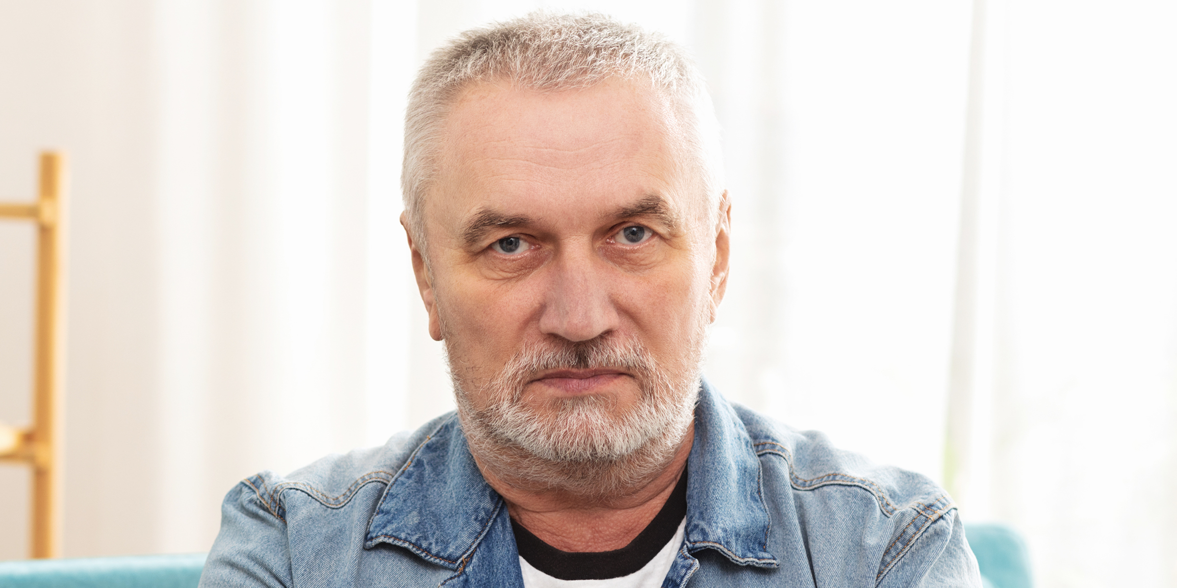 Un homme avec un air satisfait sur le visage | Source : Shutterstock