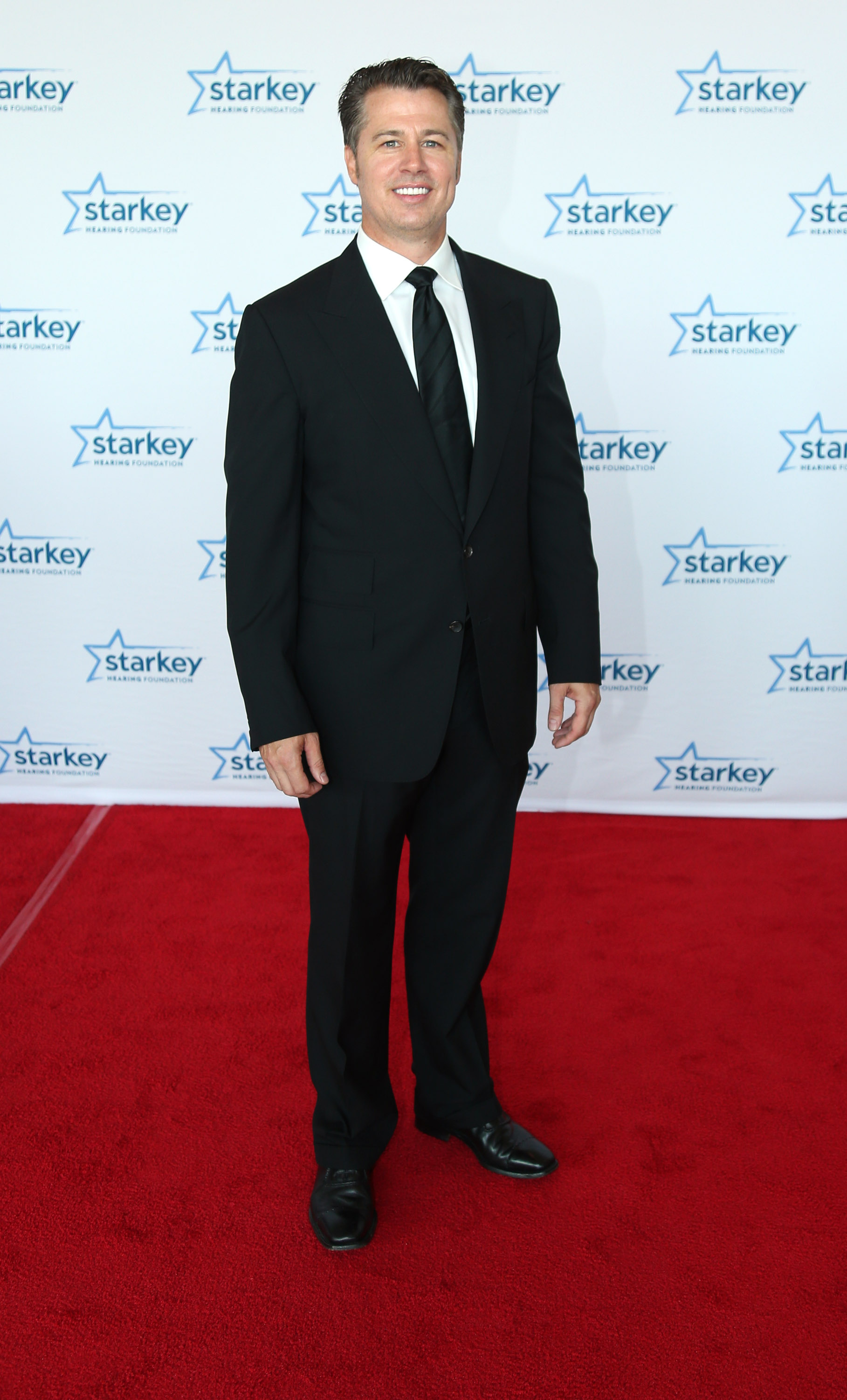 Doug Pitt foule le tapis rouge lors du gala 2014 de la Starkey Hearing Foundation So The World May Hear Awards, qui s'est déroulé au St. Paul River Centre dans le Minnesota le 20 juillet 2014 | Source : Getty Images