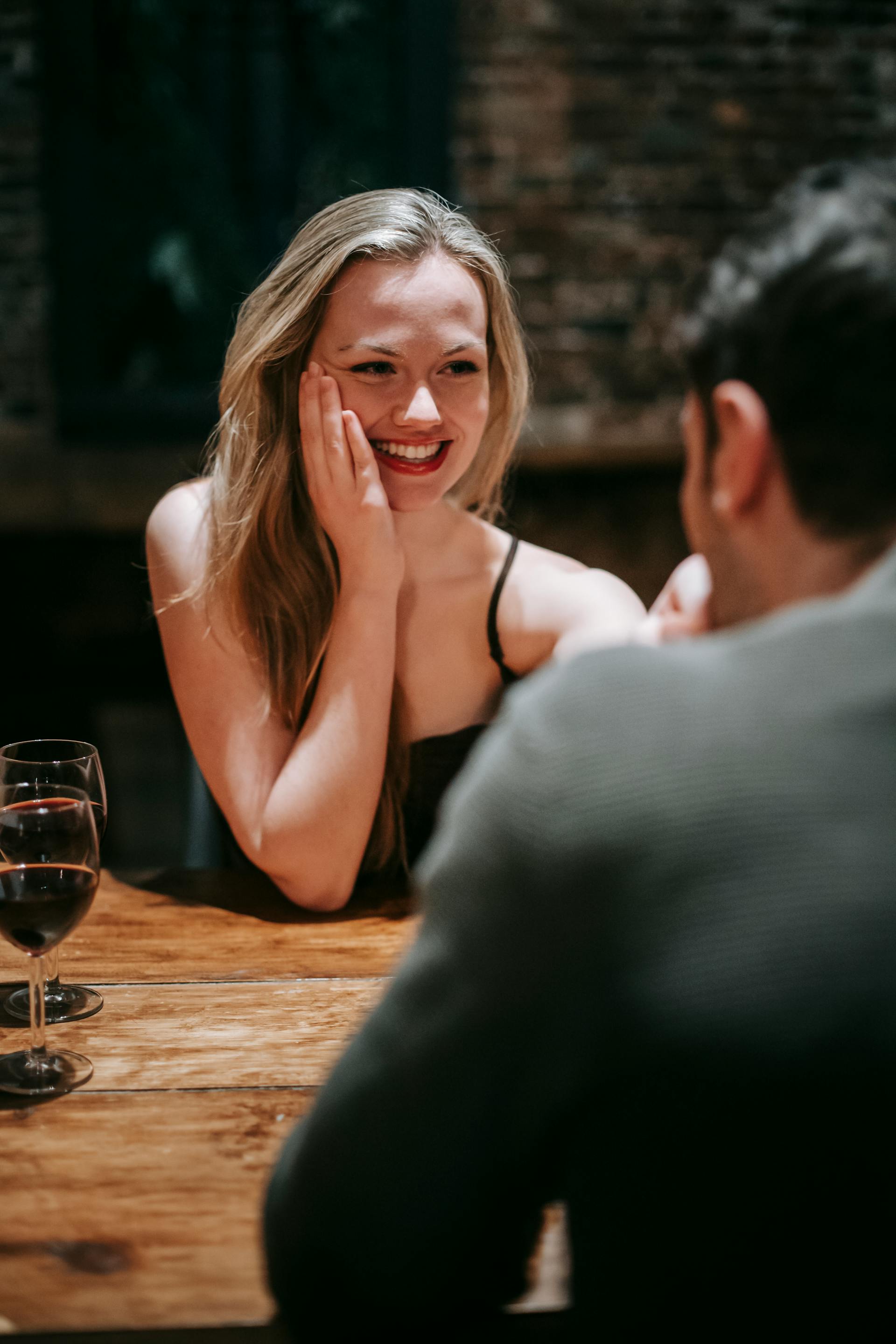 Une femme qui regarde son petit ami | Source : Pexels