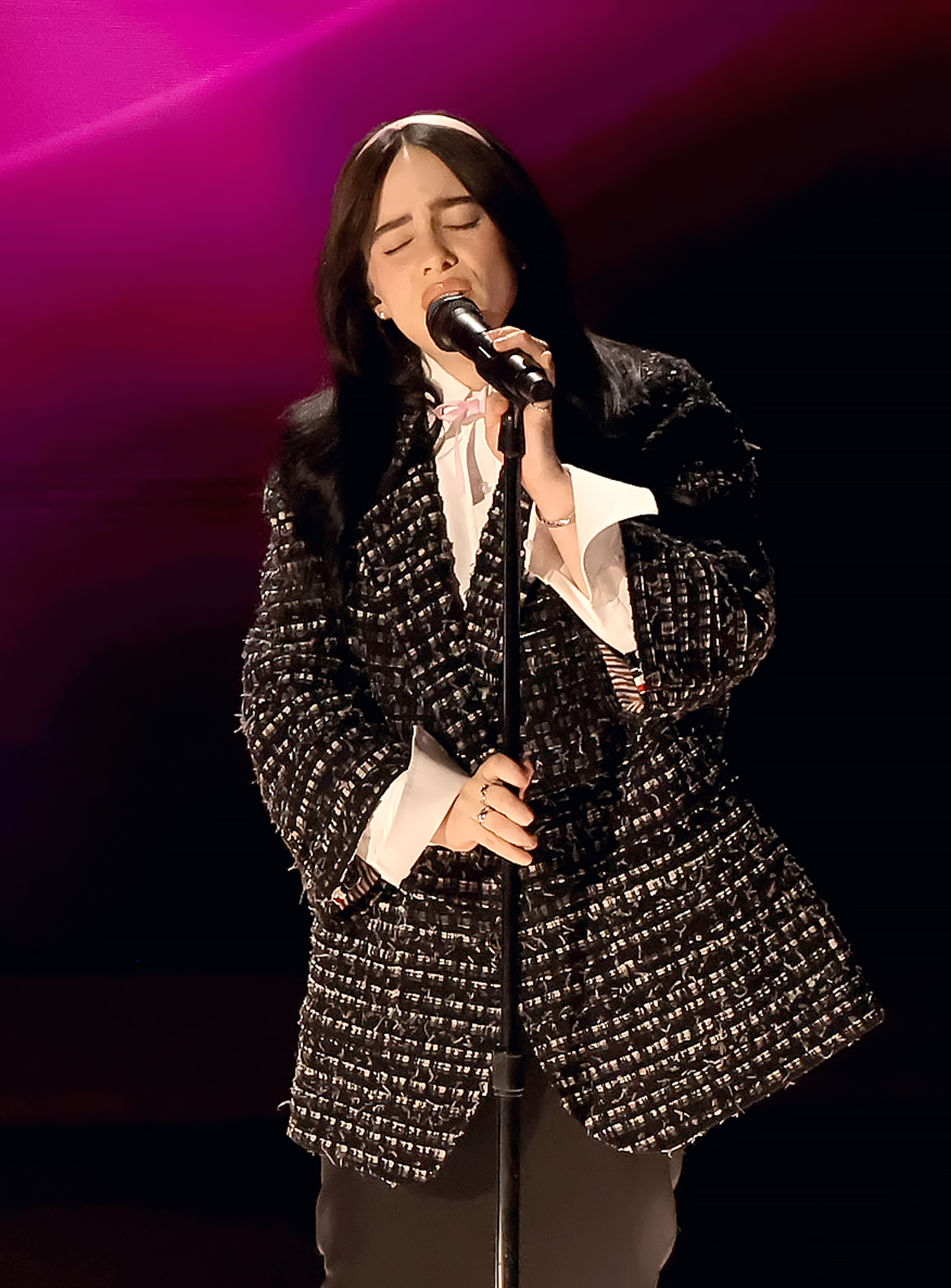 Billie Eilish se produit sur scène lors de la 96e cérémonie annuelle des Oscars au Dolby Theatre à Hollywood, en Californie, le 10 mars 2024. | Source : Getty Images