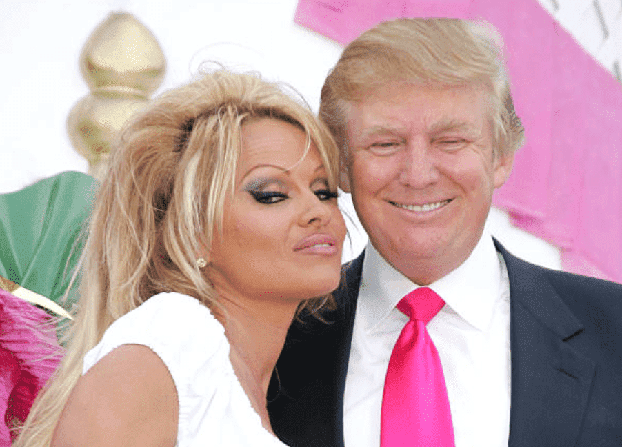 Pamela Anderson pose avec Donald Trump pour son anniversaire et dévoilement de la nouvelle machine à sous Bally au Trump Taj Mahal, le 13 juin 2005, Atlantic City | Source : Getty Images 