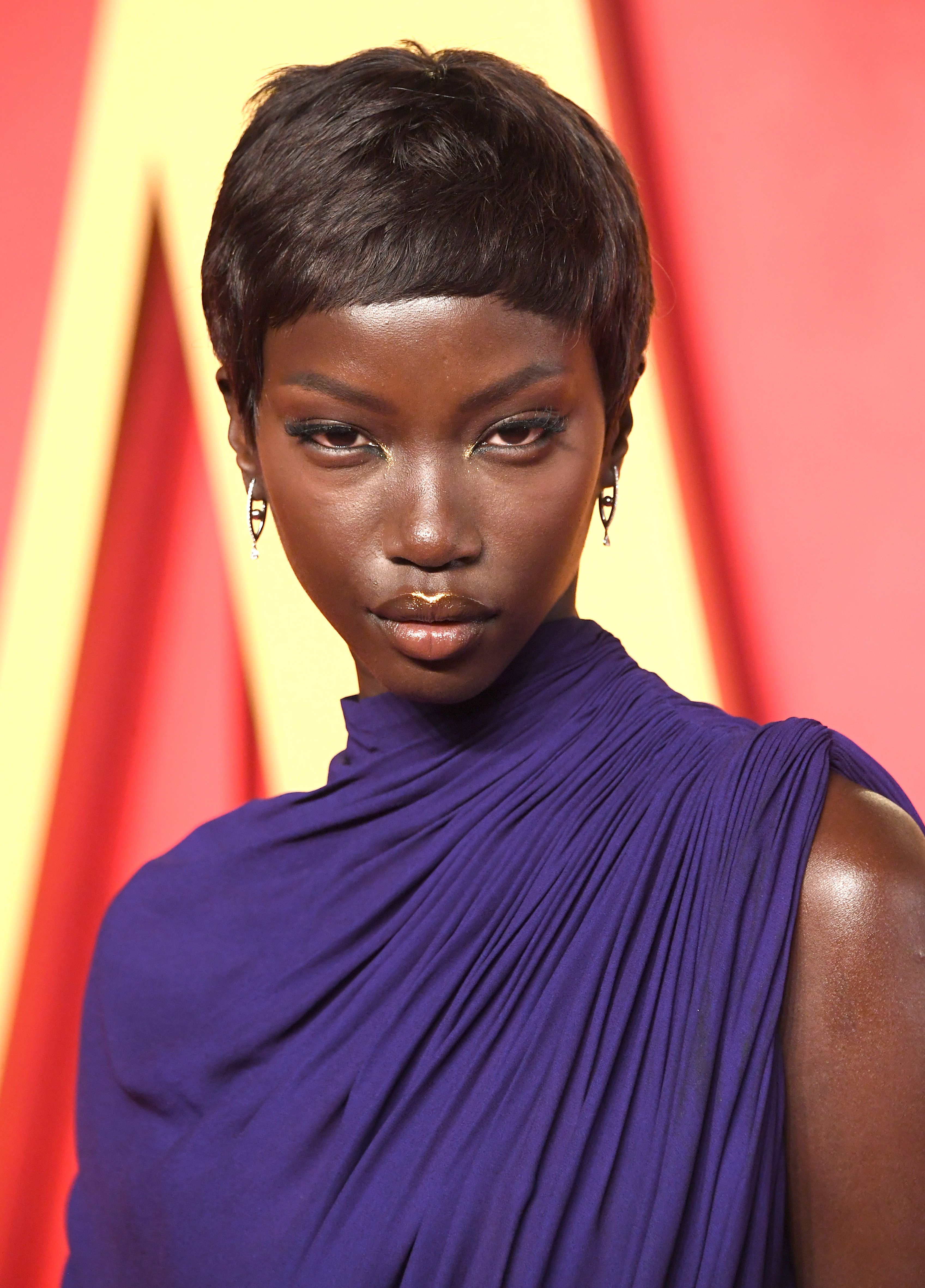 Anok Yai assiste à la soirée des Oscars de Vanity Fair à Beverly Hills, en Californie, le 10 mars 2024 | Source : Getty Images