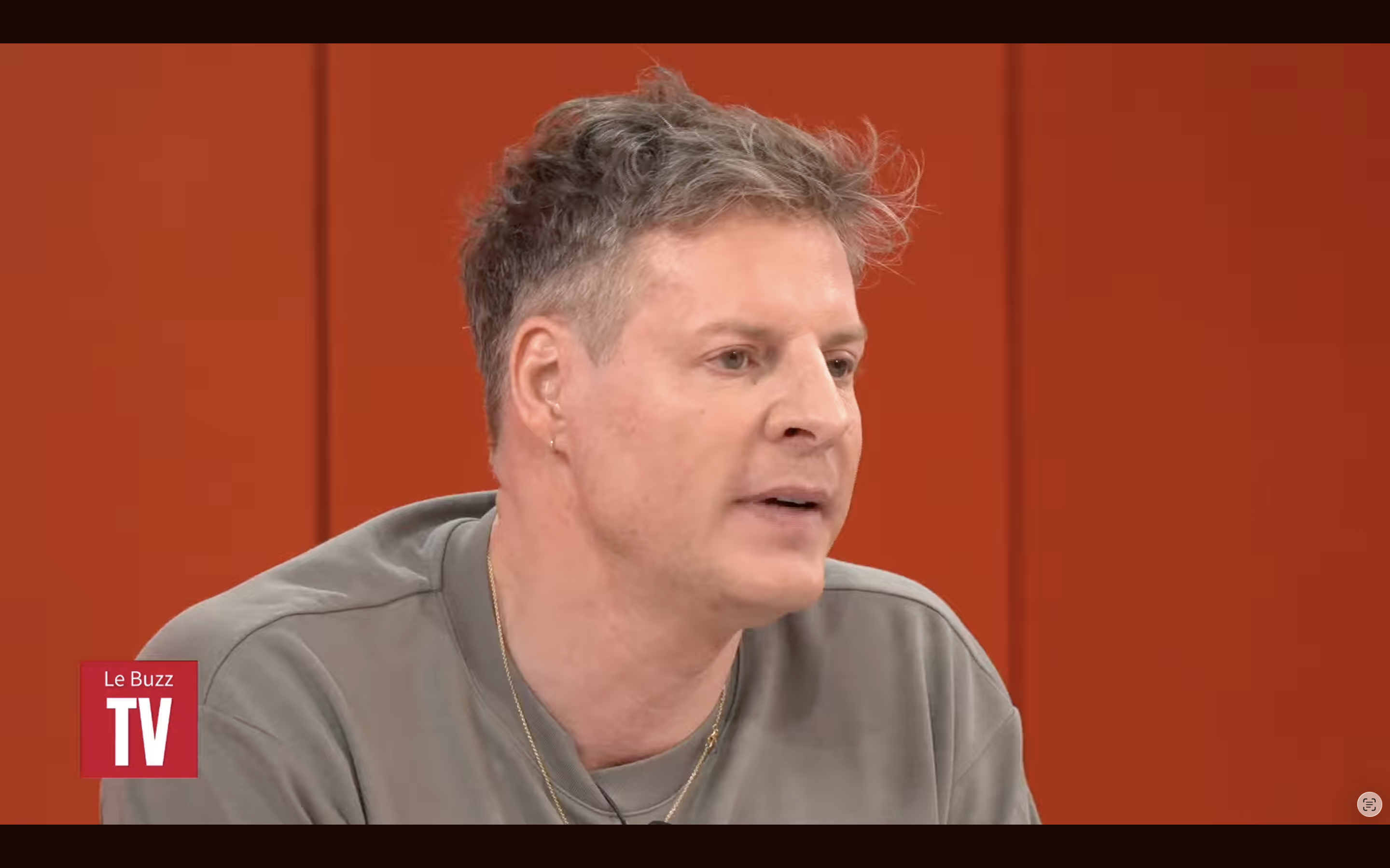 Matthieu Delormeau sur le plateau de Buzz TV I Source : https://www.youtube.com/watch?v=Sl-0F0QA028&list=PL_3P3xgnwTL1ew15AmUTiWCtfhnCw6ovS&index=2