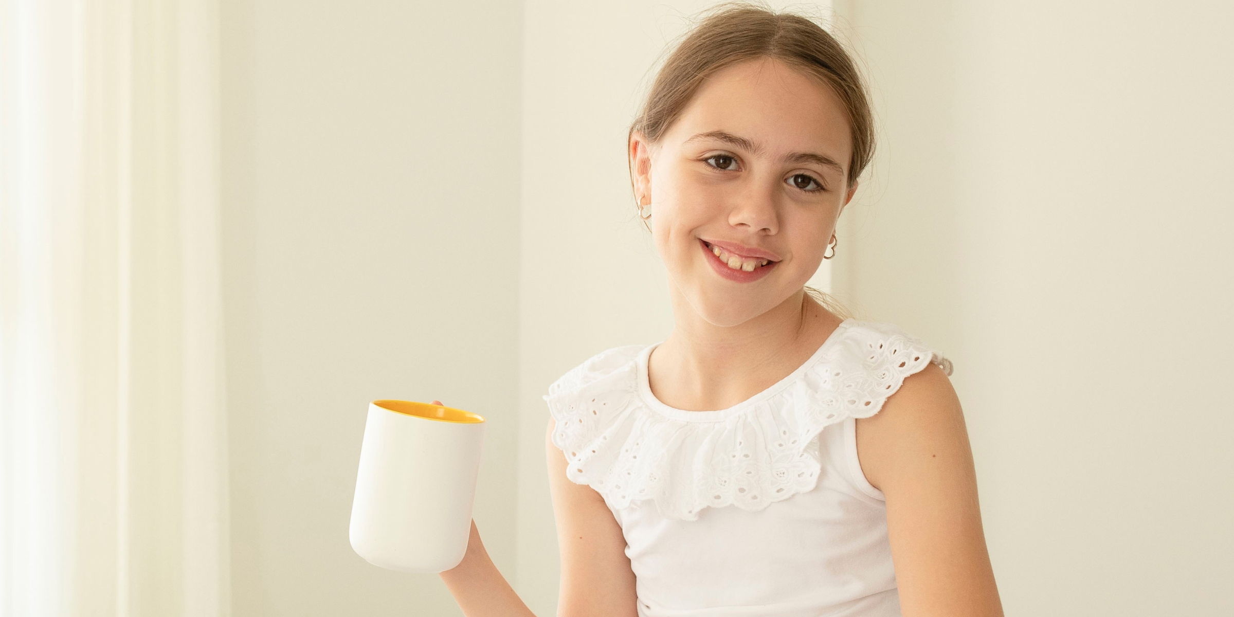 Une petite fille souriante | Source : Shutterstock