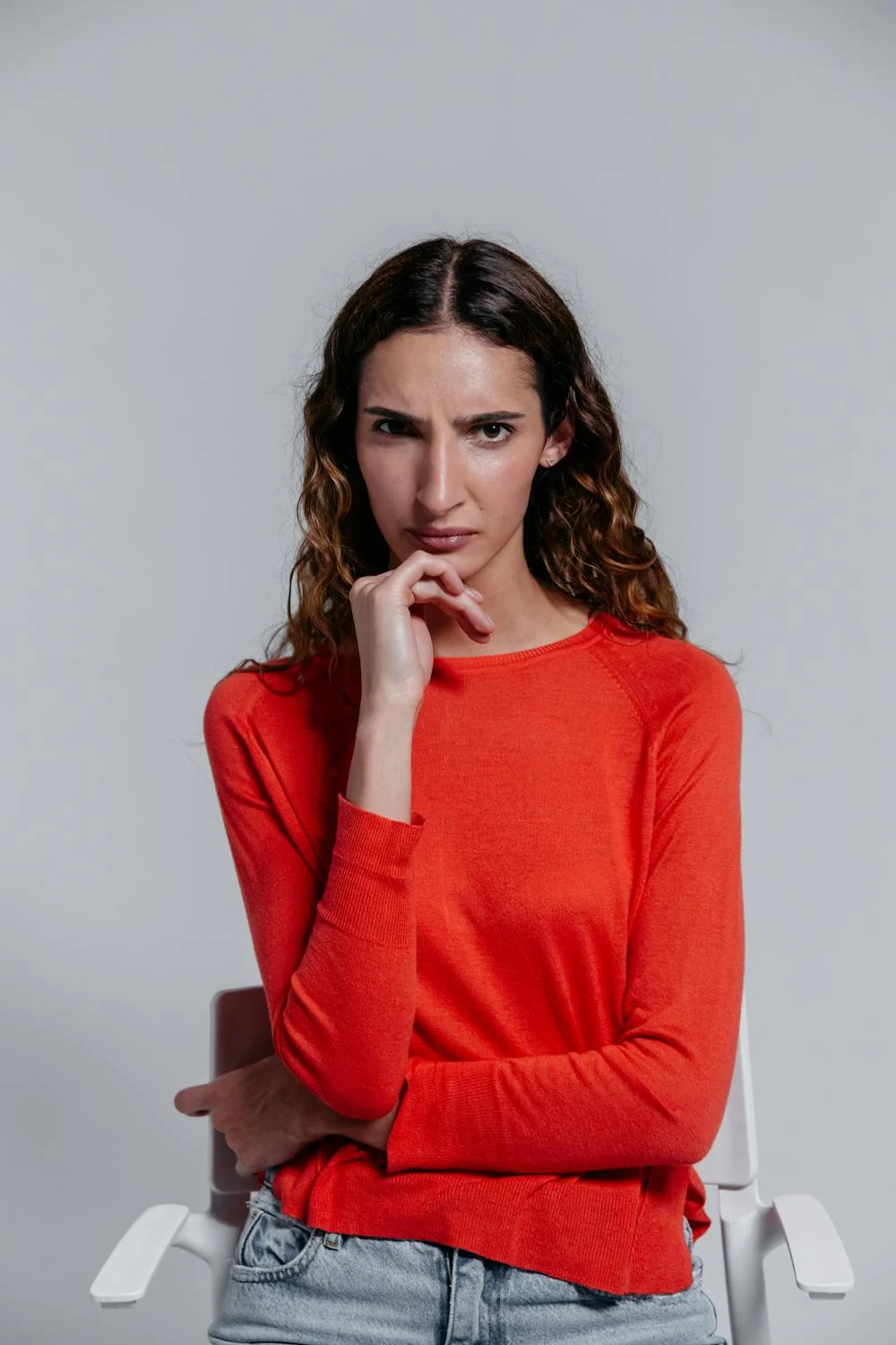 Une femme en colère avec un pull rouge | Source : Pexels