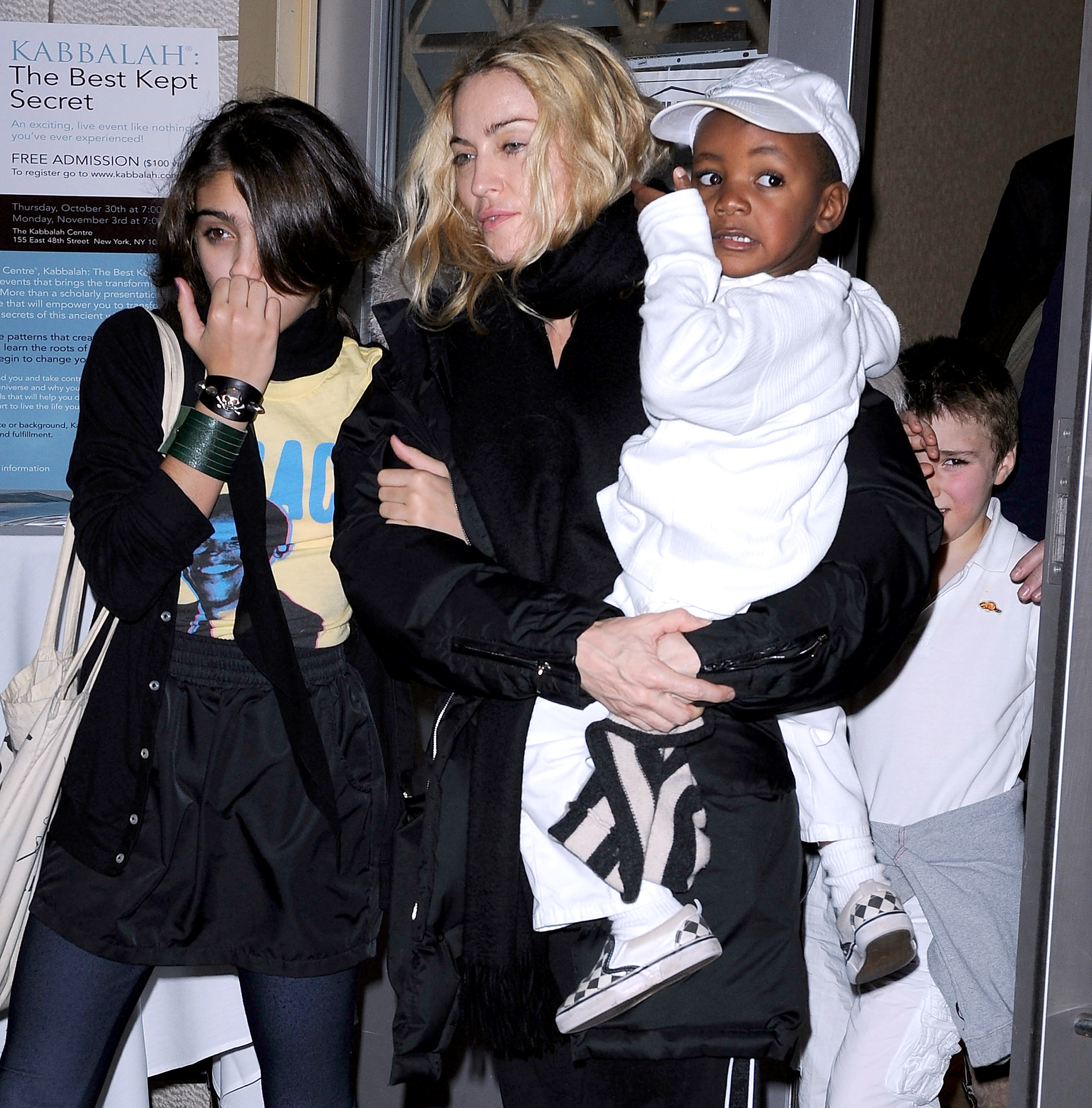 Madonna avec ses enfants Lourdes "Lola" Leon, David Banda, et Rocco Ritchie le 24 octobre 2008 à New York | Source : Getty Images