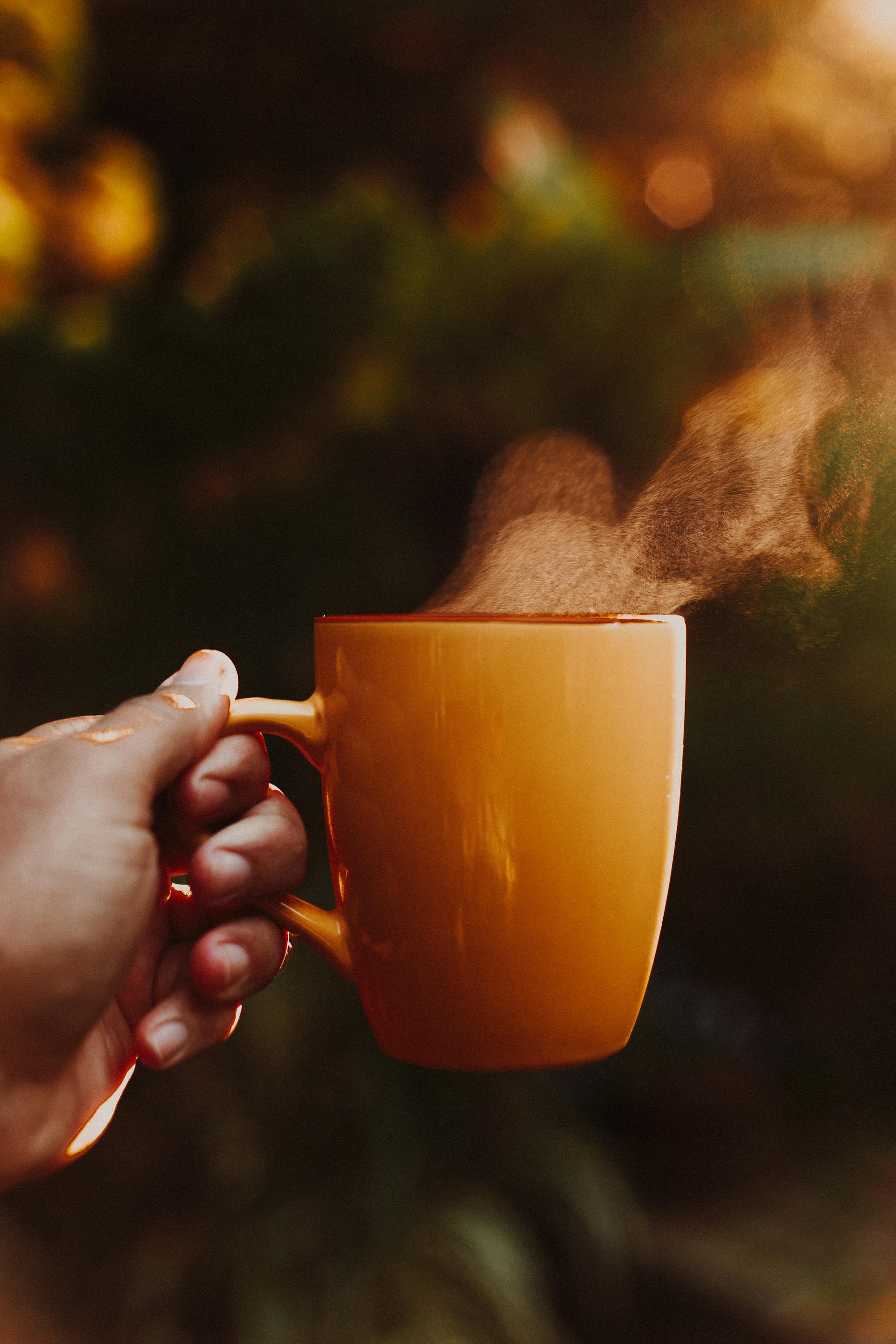 Une personne tenant une tasse de café | Source : Pexels