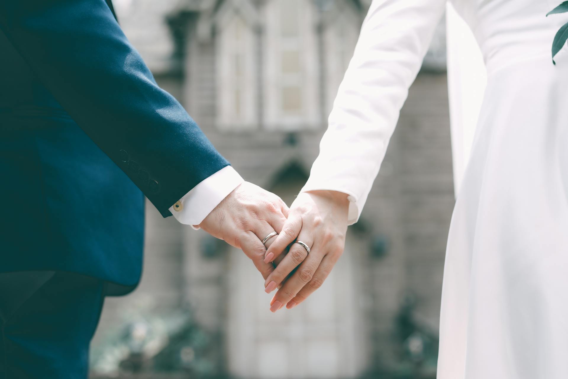 Un couple qui se tient par la main le jour J | Source : Pexels