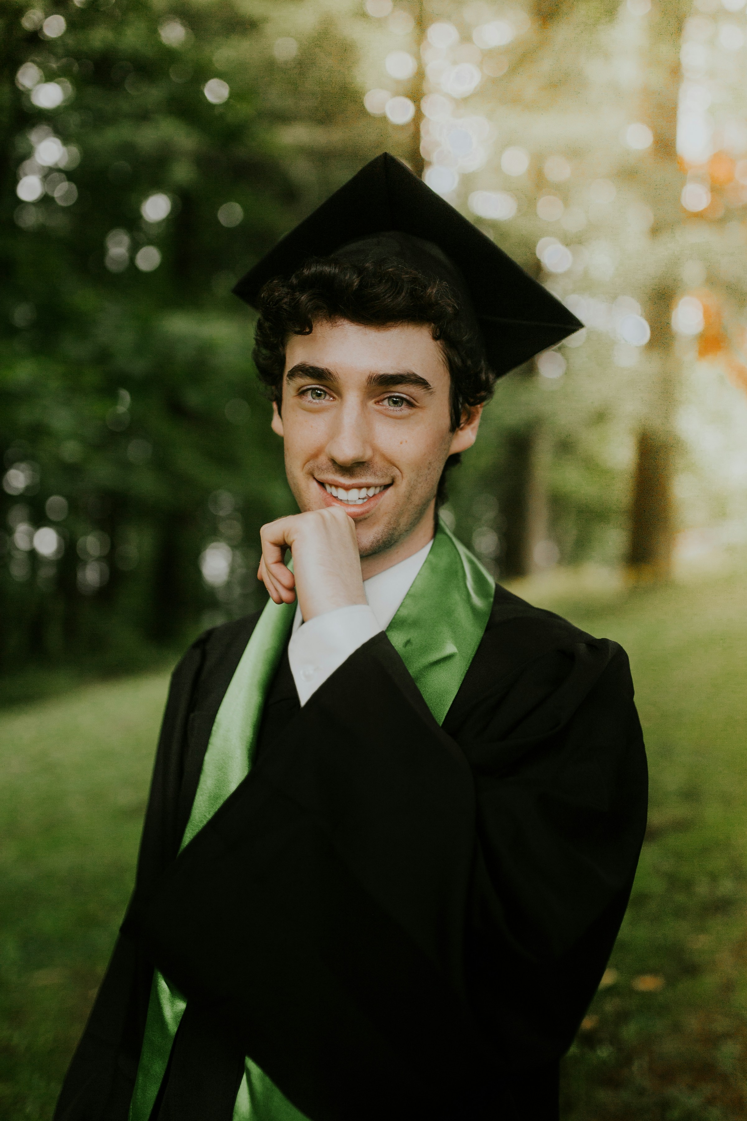 Un jeune homme souriant portant une robe de fin d'études | Source : Unsplash