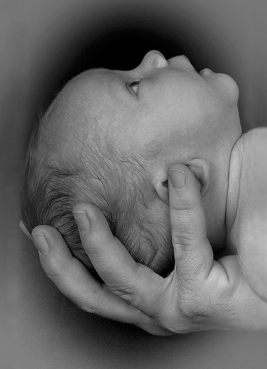 Bébé dans les mains d'un adulte. | Photo : Pixabay