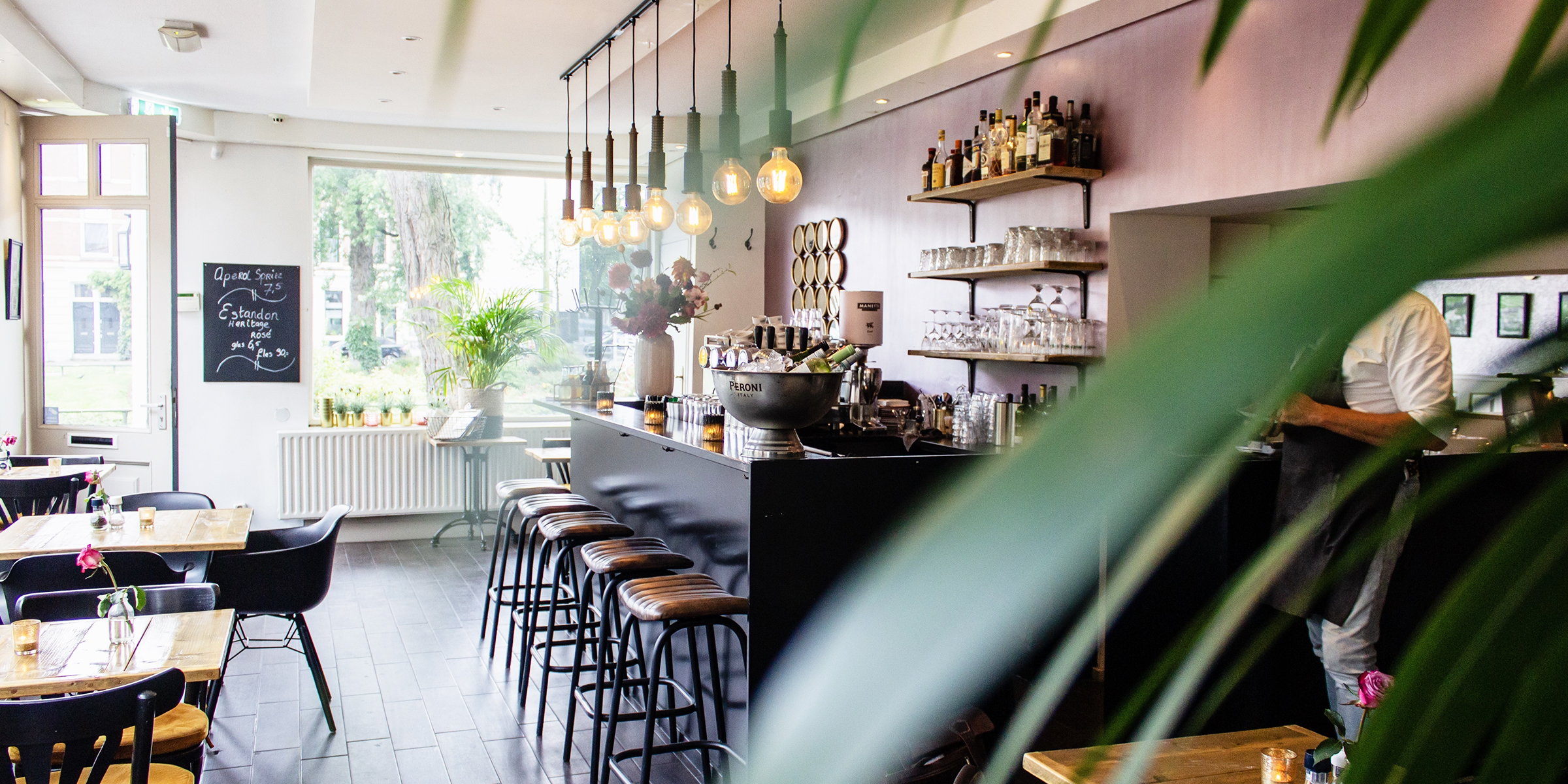 Intérieur d'un café confortable | Source : freepik.com/wirestock