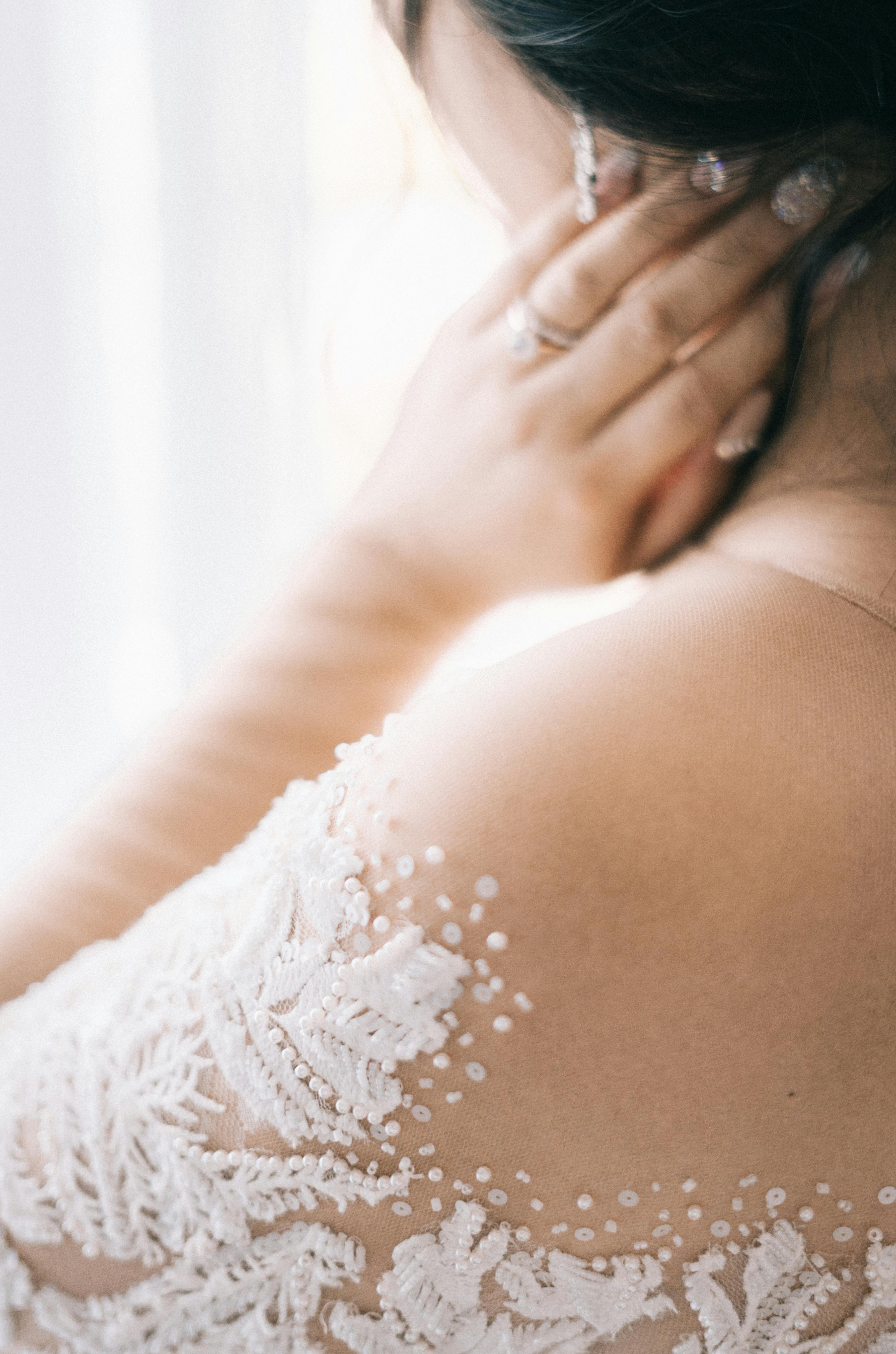 Une mariée s'adressant à quelqu'un hors de vue | Source : Pexels