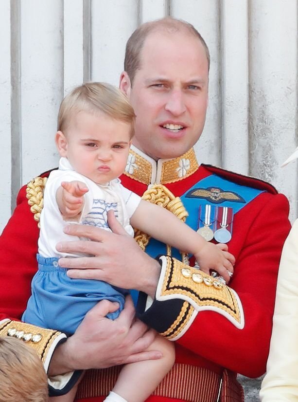 Le prince William porte le prince Louis sur le balcon du palais de Buckingham | Source : Getty Images