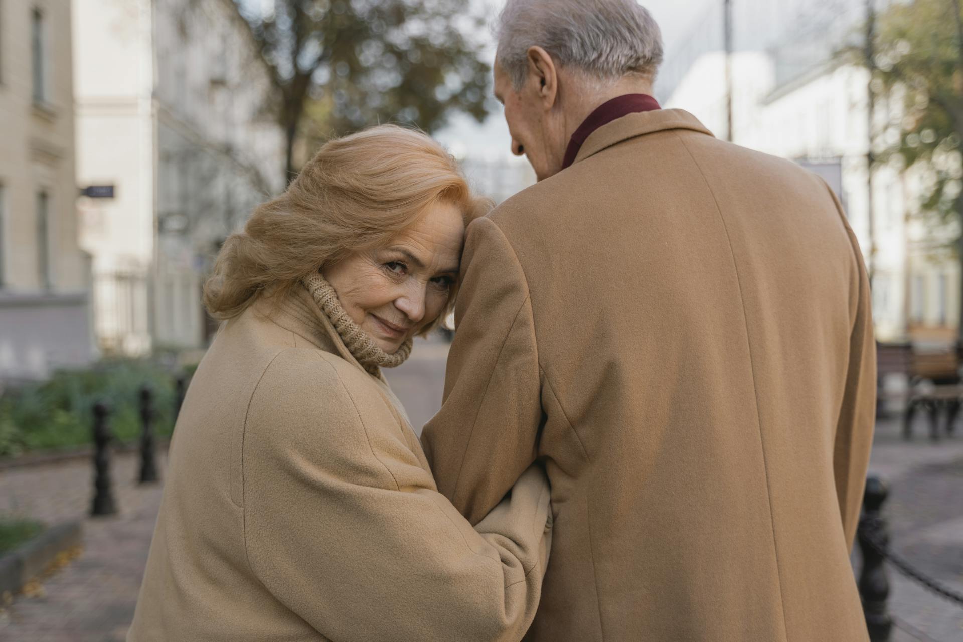 Une femme heureuse qui regarde en arrière tout en marchant avec un homme | Source : Pexels