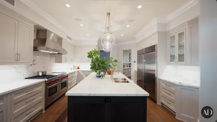 La cuisine de Viola Davis dans sa maison de Los Angeles, tirée d'une vidéo datée du 5 janvier 2023 | Source : youtube.com/ArchitecturalDigest