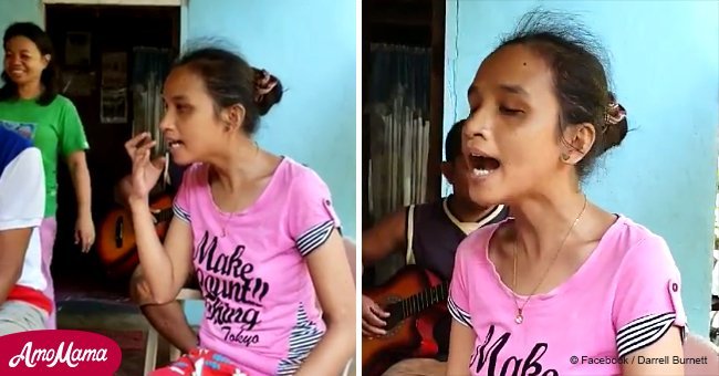 Une femme aveugle qui vit dans un petit village de pêcheurs chante comme Whitney Houston