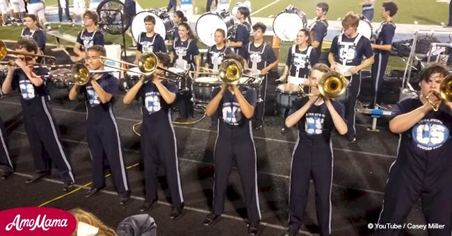 Les joueurs de trombone ont laissé la foule bouche-bée avec leur superbe performance professionnelle