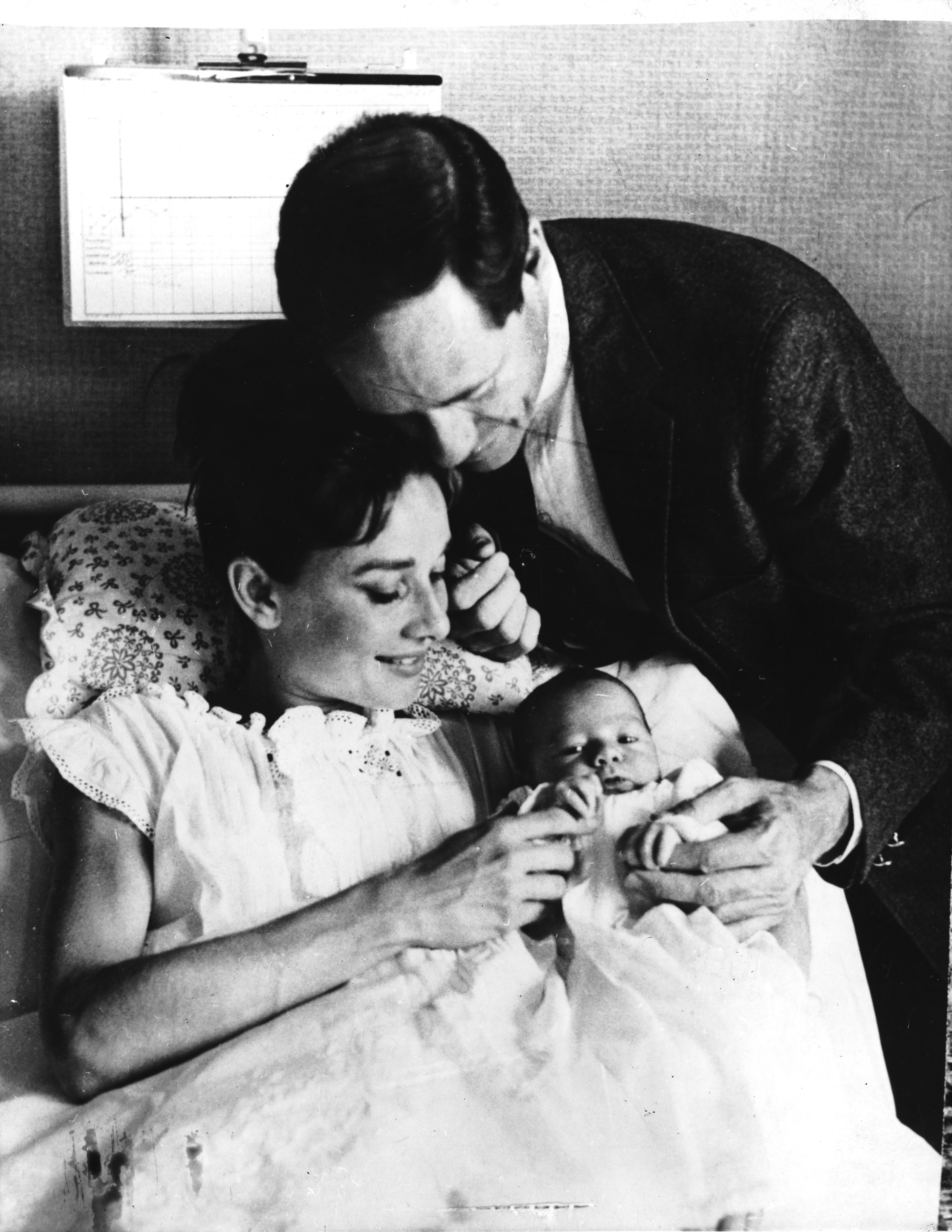 Audrey Hepburn et Mel Ferrer photographiés avec leur fils Sean en Suisse le 20 juillet 1960. | Source : Getty Images