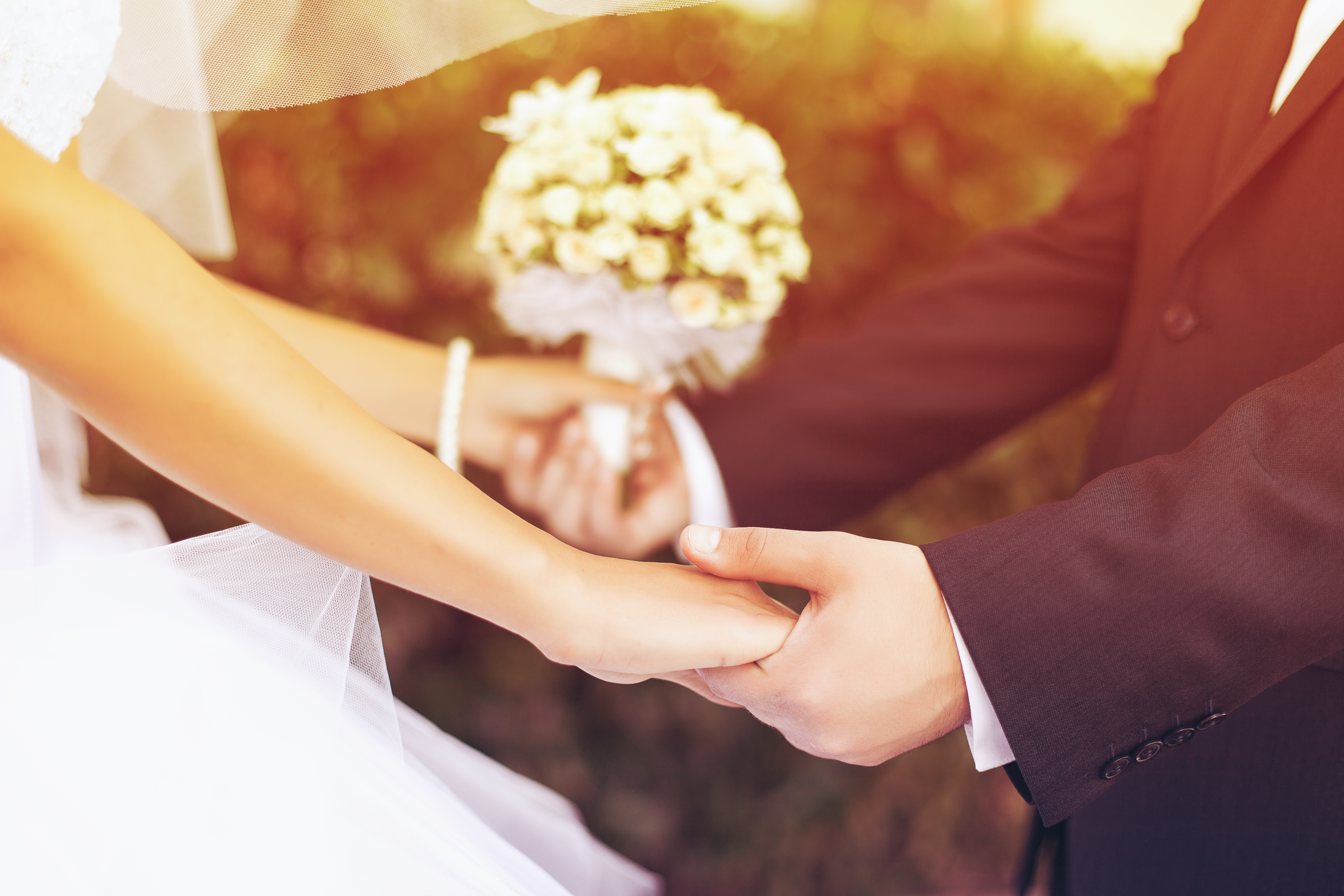 Un novio cogiendo la mano de su novia | Fuente: Shutterstock