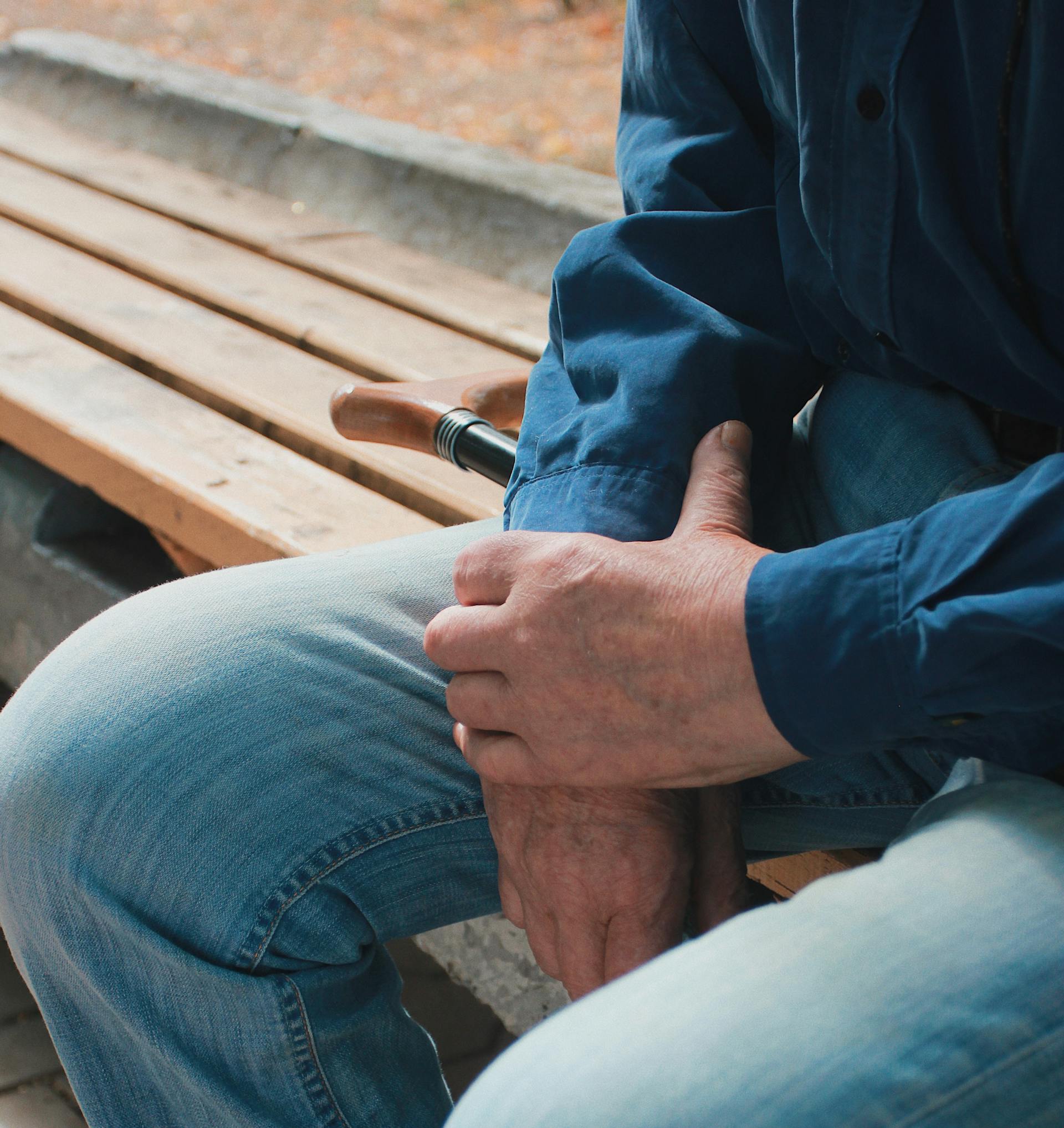 Gros plan sur un homme assis sur un banc | Source : Pexels