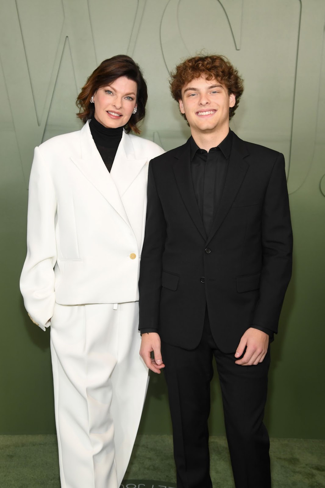 Linda Evangelista et son fils Augustin ont posé ensemble lors de la cérémonie des WSJ. Magazine 2024 Innovator Awards, capturant un rare moment public où la fière maman a célébré avec son "jumeau" de 18 ans." | Source : Getty Images