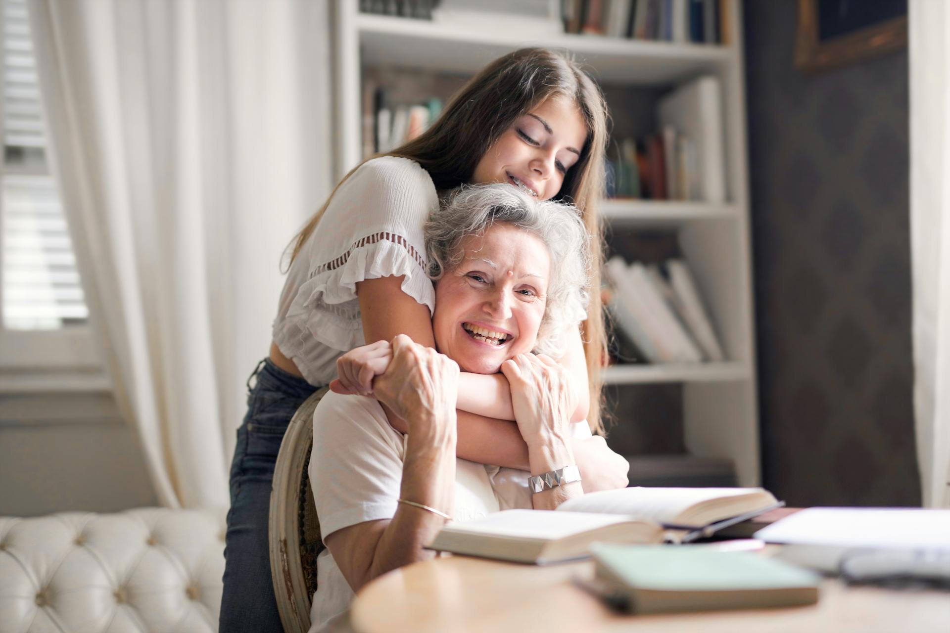 Une fille qui serre sa grand-mère dans ses bras par derrière | Source : Pexels