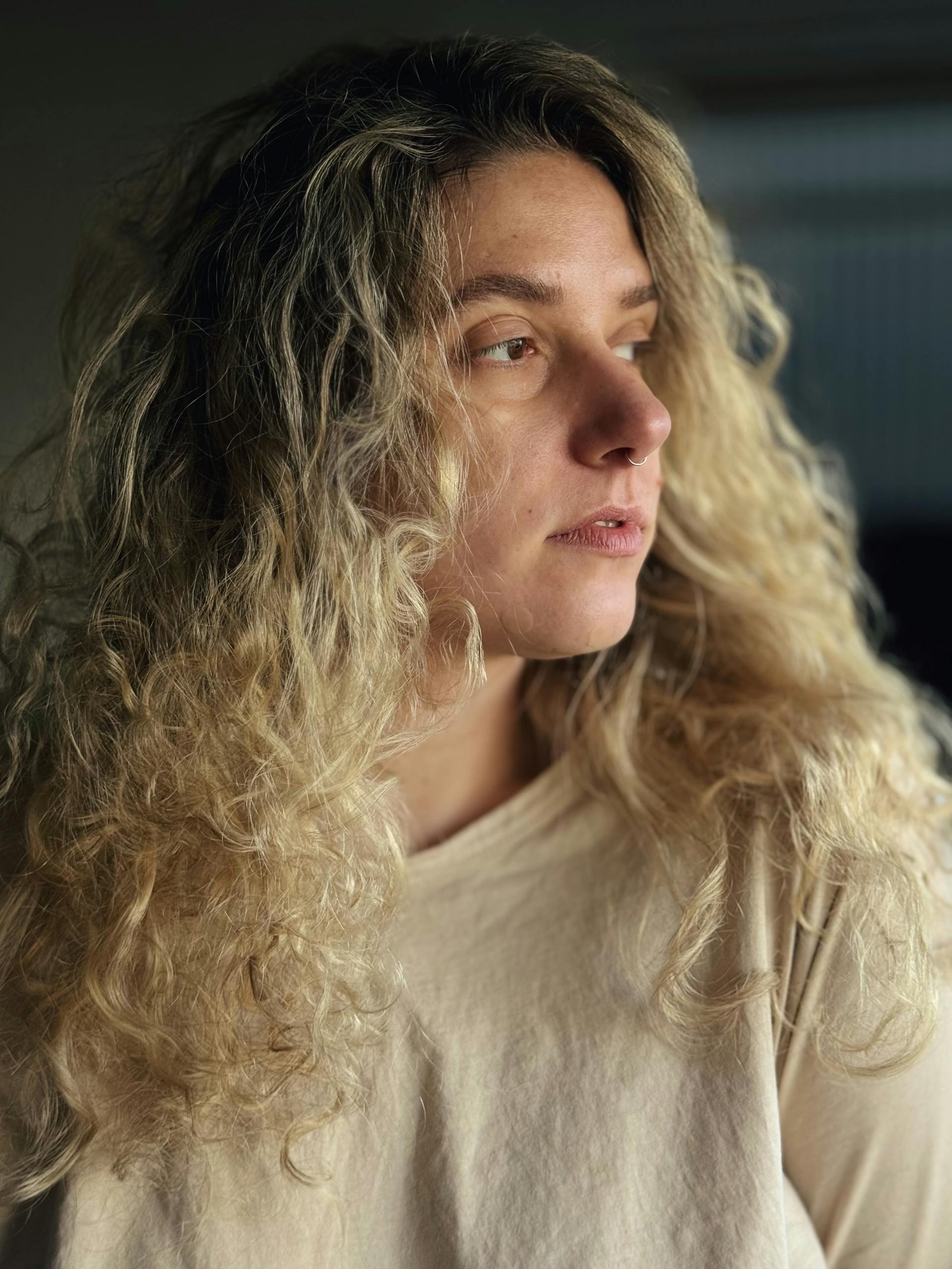 Une femme qui jette un coup d'œil de côté | Source : Pexels