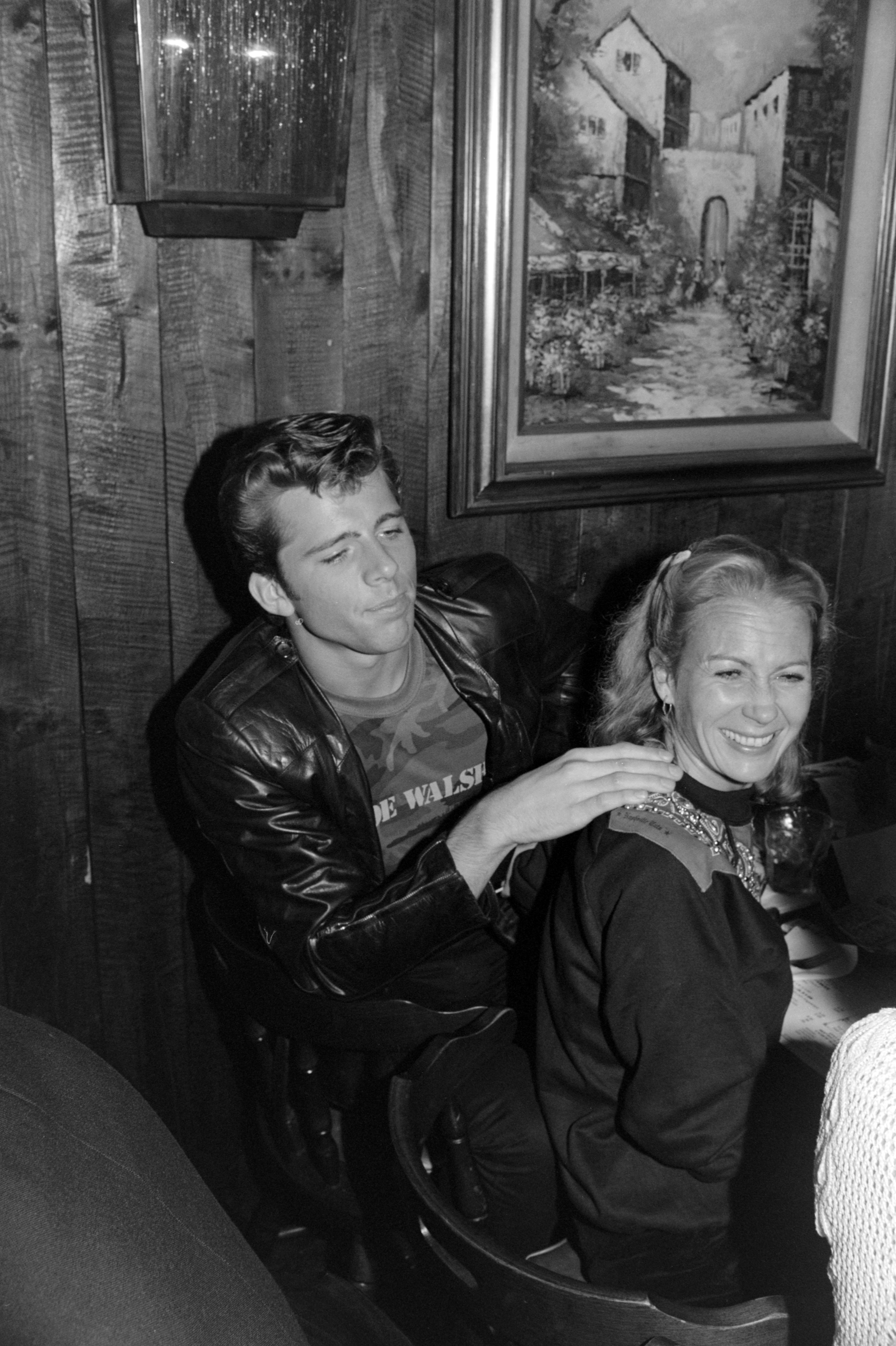 Maxwell Caulfield et Juliet Mills dînent dans un restaurant Tony Roma's le 17 novembre 1981, à Los Angeles, en Californie. | Source : Getty Images