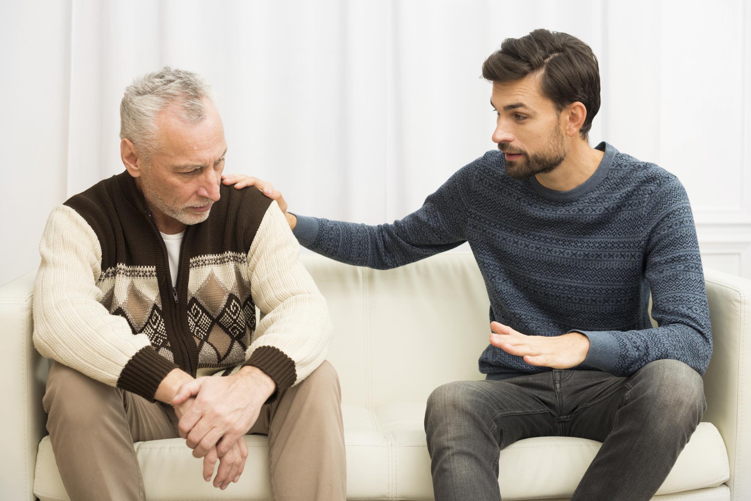 Un jeune homme qui parle à un homme plus âgé | Source : Freepik