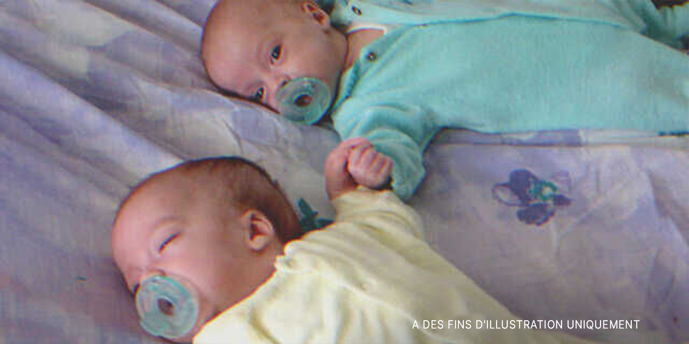 Jumeaux nouveau-nés sur le lit | Source : Flickr/goldberg (CC BY 2.0)