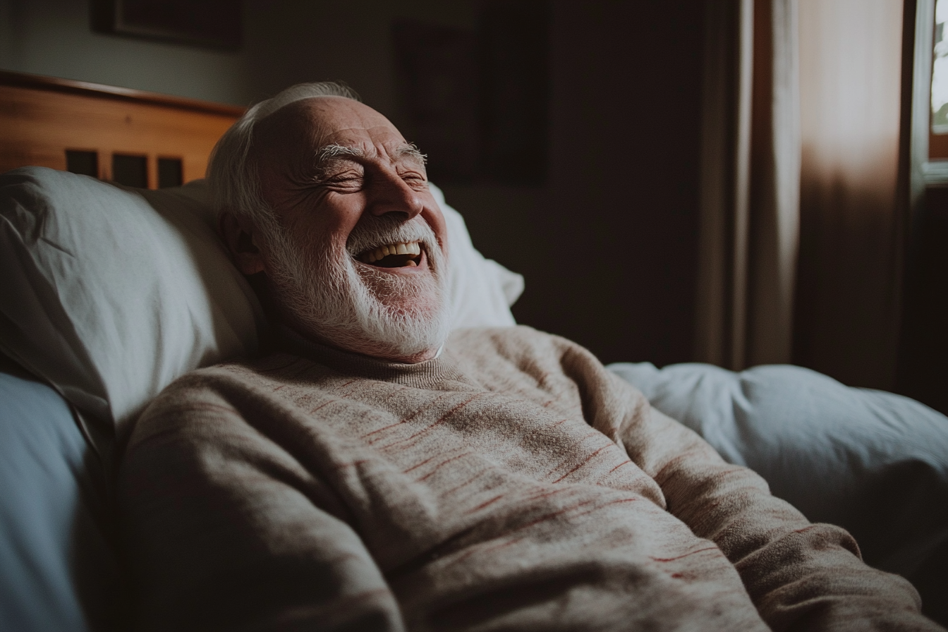 Un homme âgé dans son lit qui rit | Source : Midjourney