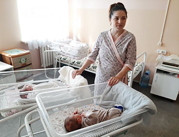 Liliya Konovalova avec les deux nourrissons à l'hôpital | Photo : east2west news