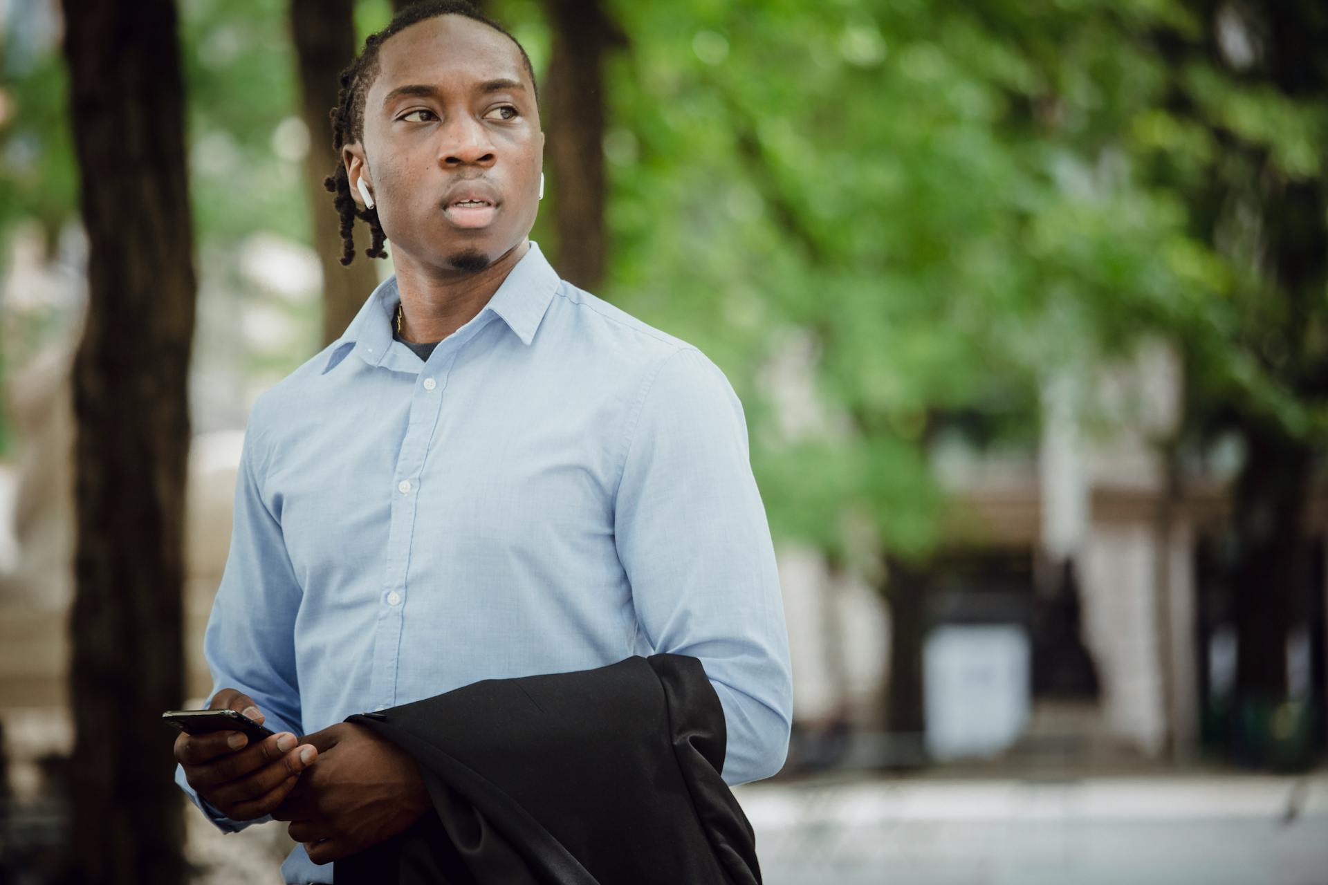 Un homme marchant dans une rue de la ville | Source : Pexels