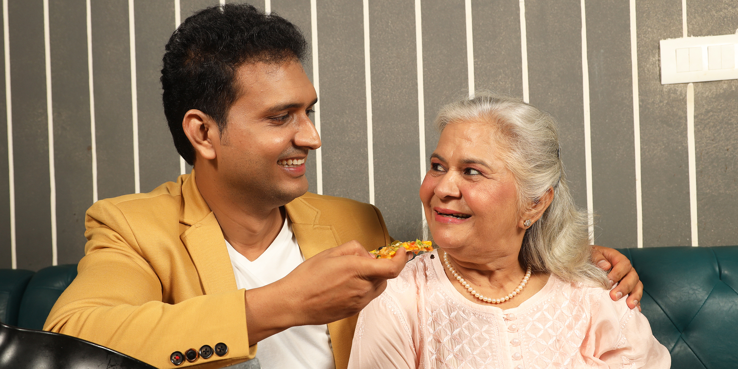 Mère et fils mangeant une pizza. À des fins d'illustration uniquement | Source : Shutterstock