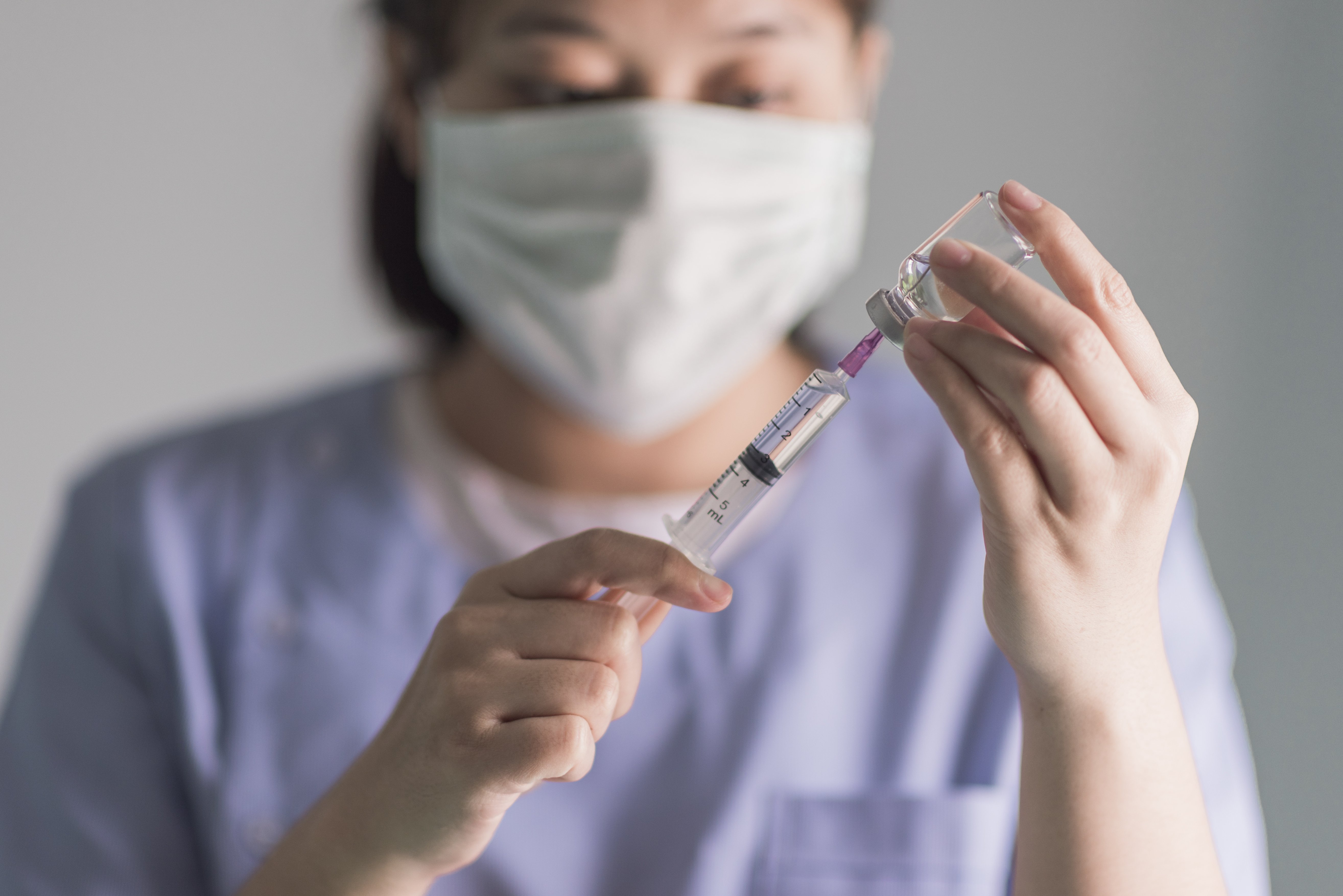 Une infirmière avec une seringue  | Photo : Shutterstock