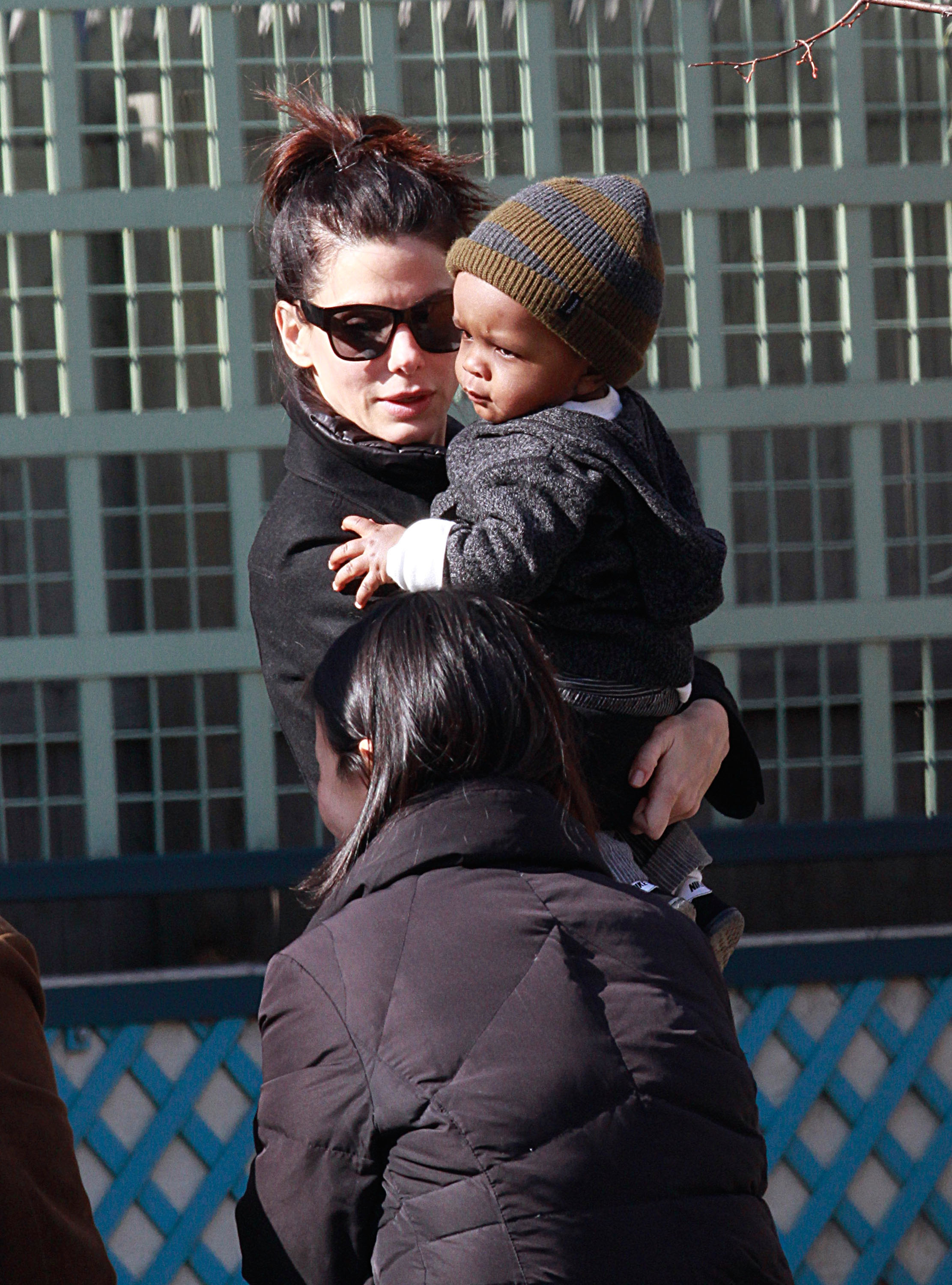 L'actrice et Louis dans les rues de Manhattan le 20 mars 2011, à New York | Source : Getty Images