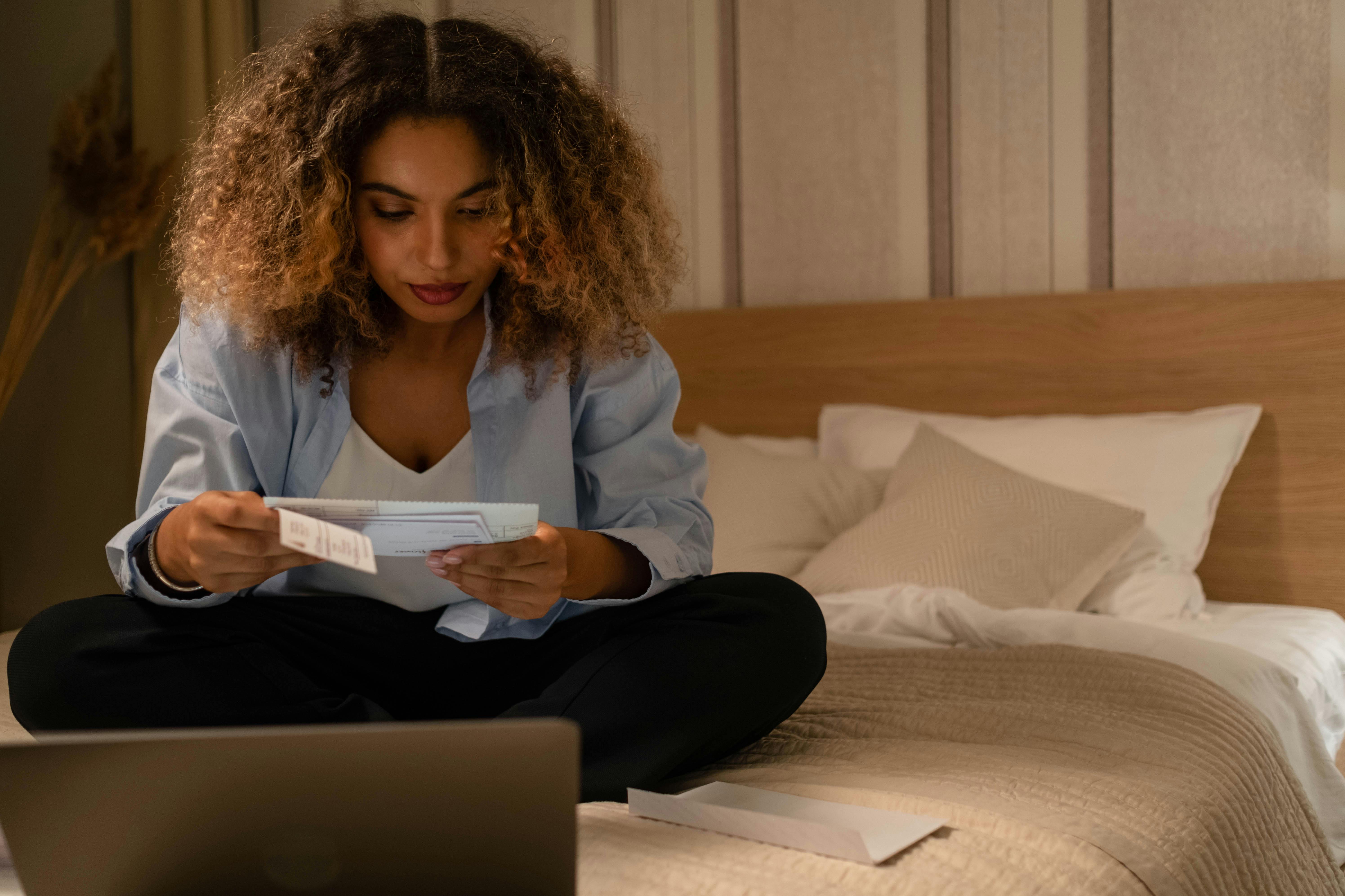 Une femme lisant une lettre dans sa chambre | Source : Pexels