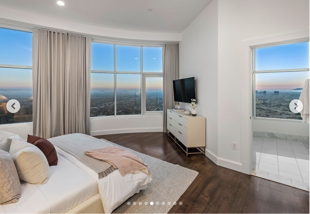 L'une des chambres à coucher du penthouse de Rihanna au Century à Century City, publié en mars 2024 | Source : instagram/robbreportrealestate.