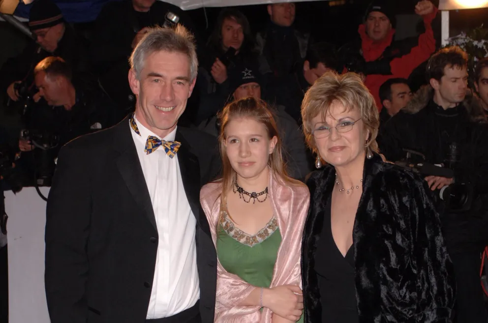 Julie Walters, son mari Grant Roffey et sa fille Massie aux Bristish Comedy Awards en 2005. | Source : Getty Images