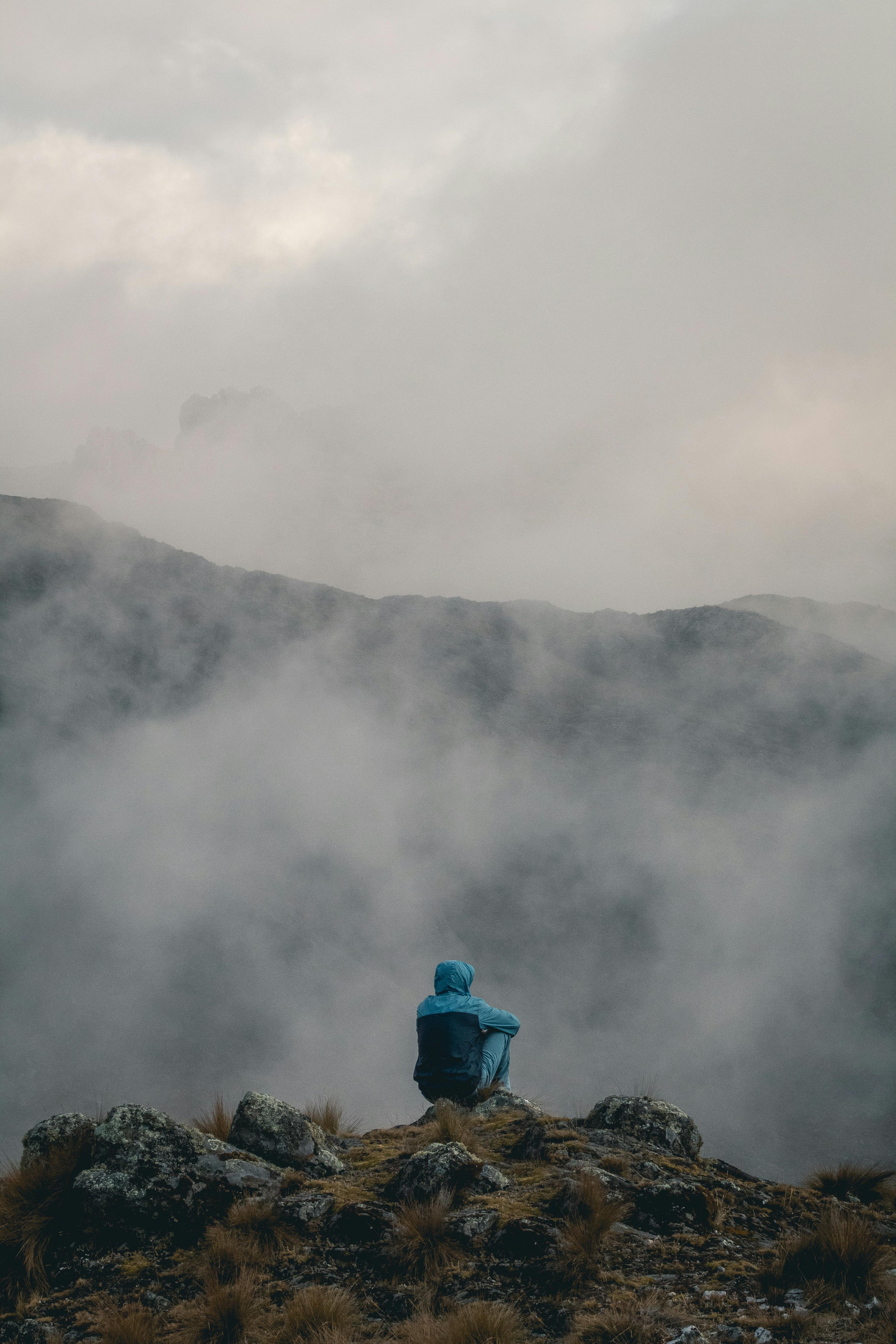 Un homme seul lors d'une randonnée | Source : Pexels