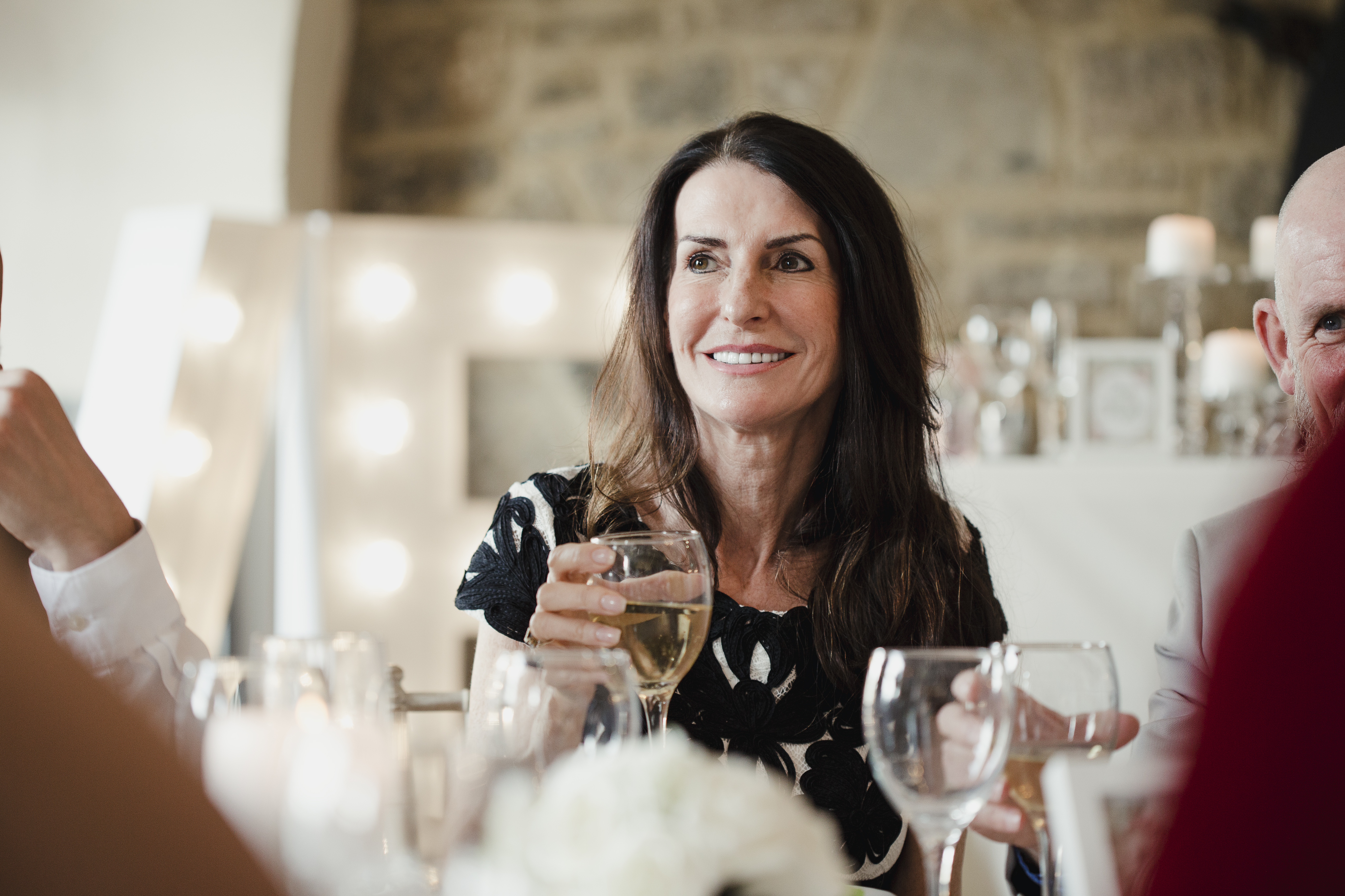 Une femme porte un toast lors d'une réunion de famille | Source : Shutterstock