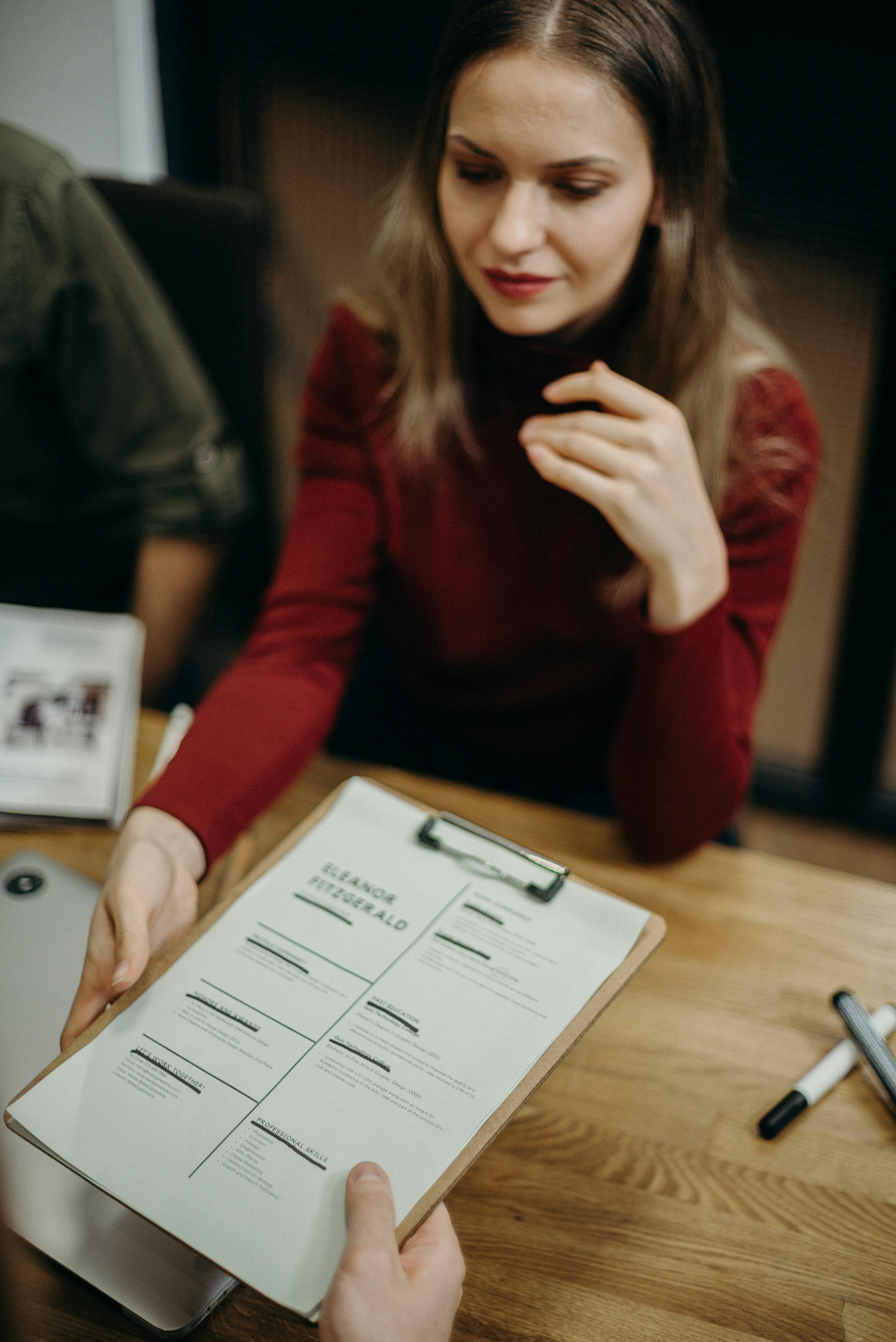 Une personne tenant un presse-papiers | Source : Pexels