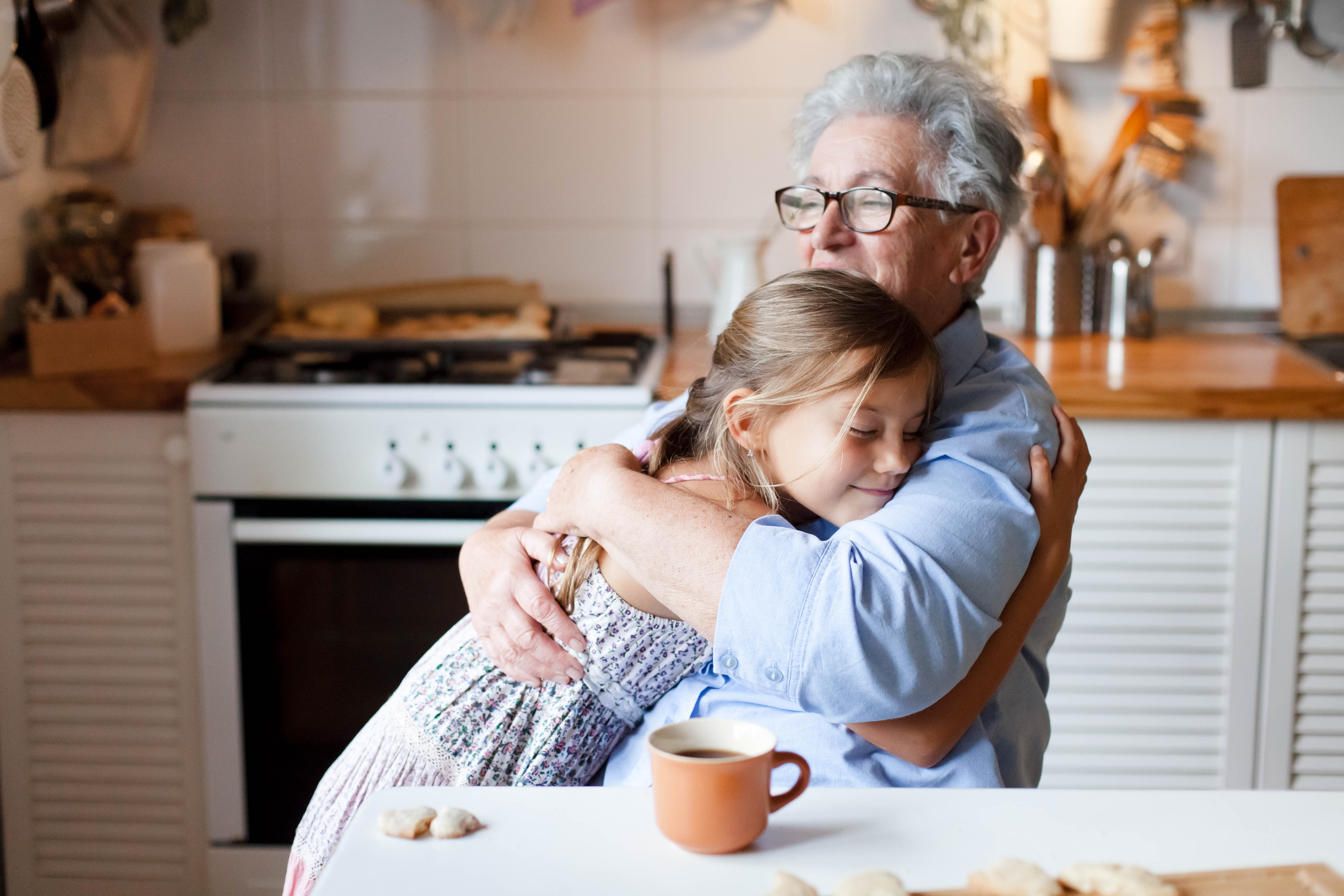 Grand-mère serrant sa petite-fille dans ses bras | Source : Shutterstock