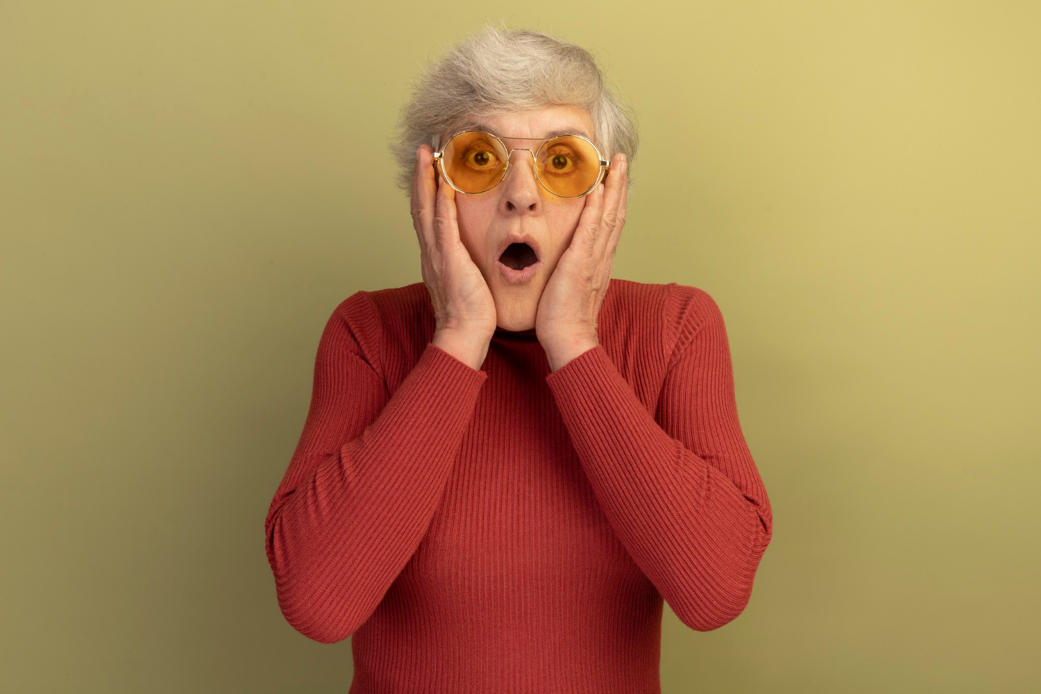 Une femme âgée secouée jusqu'à la moelle | Source : Freepik